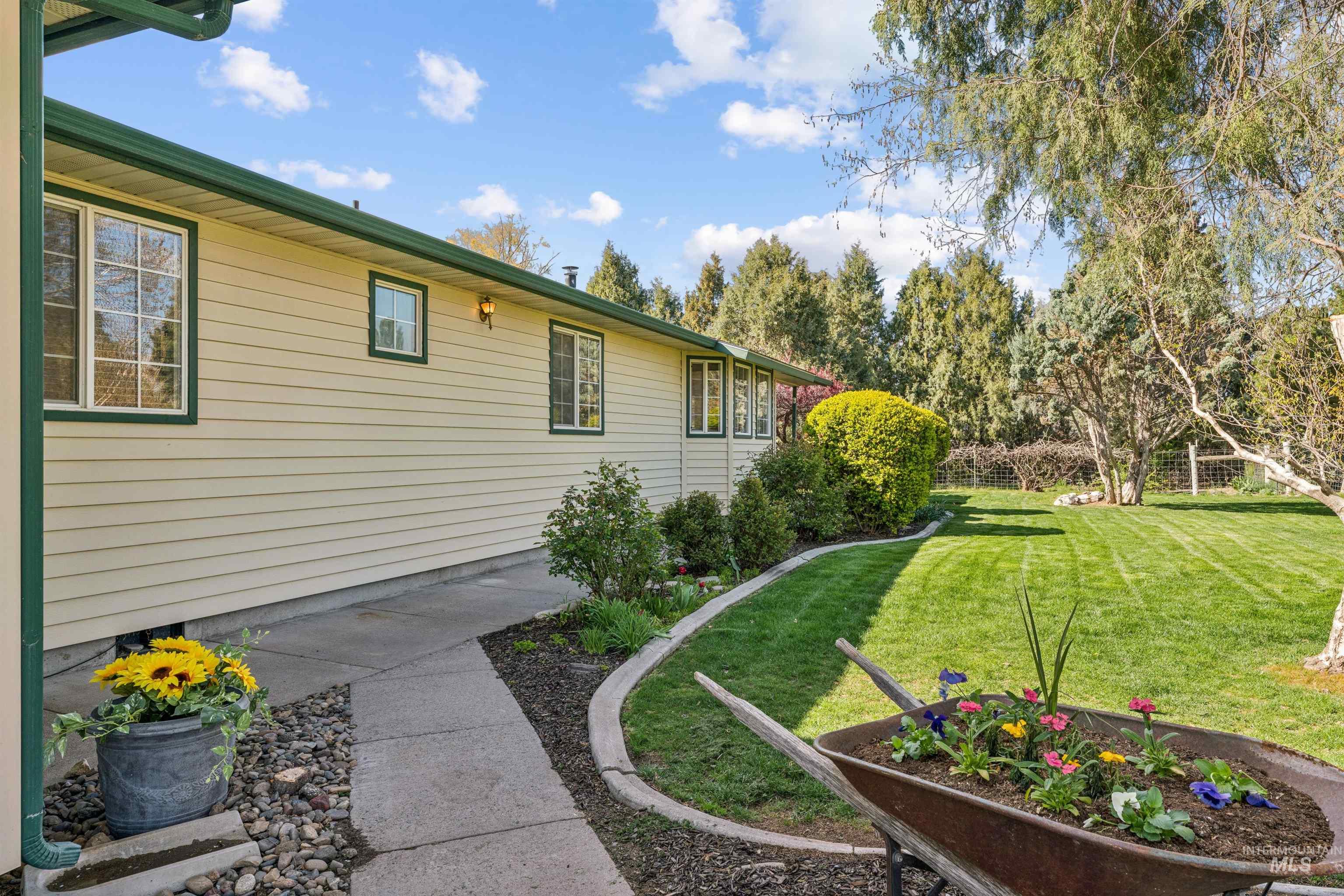 2931 NE Vista Way, Mountain Home, Idaho 83647, 3 Bedrooms, 2 Bathrooms, Residential For Sale, Price $449,000,MLS 98983306