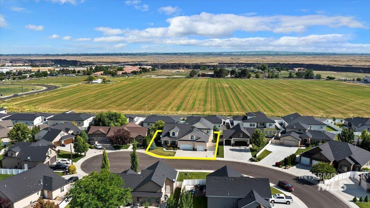 1446 Riverbend Pl, Twin Falls, Idaho 83301, 5 Bedrooms, 3.5 Bathrooms, Residential For Sale, Price $649,900, 98983309