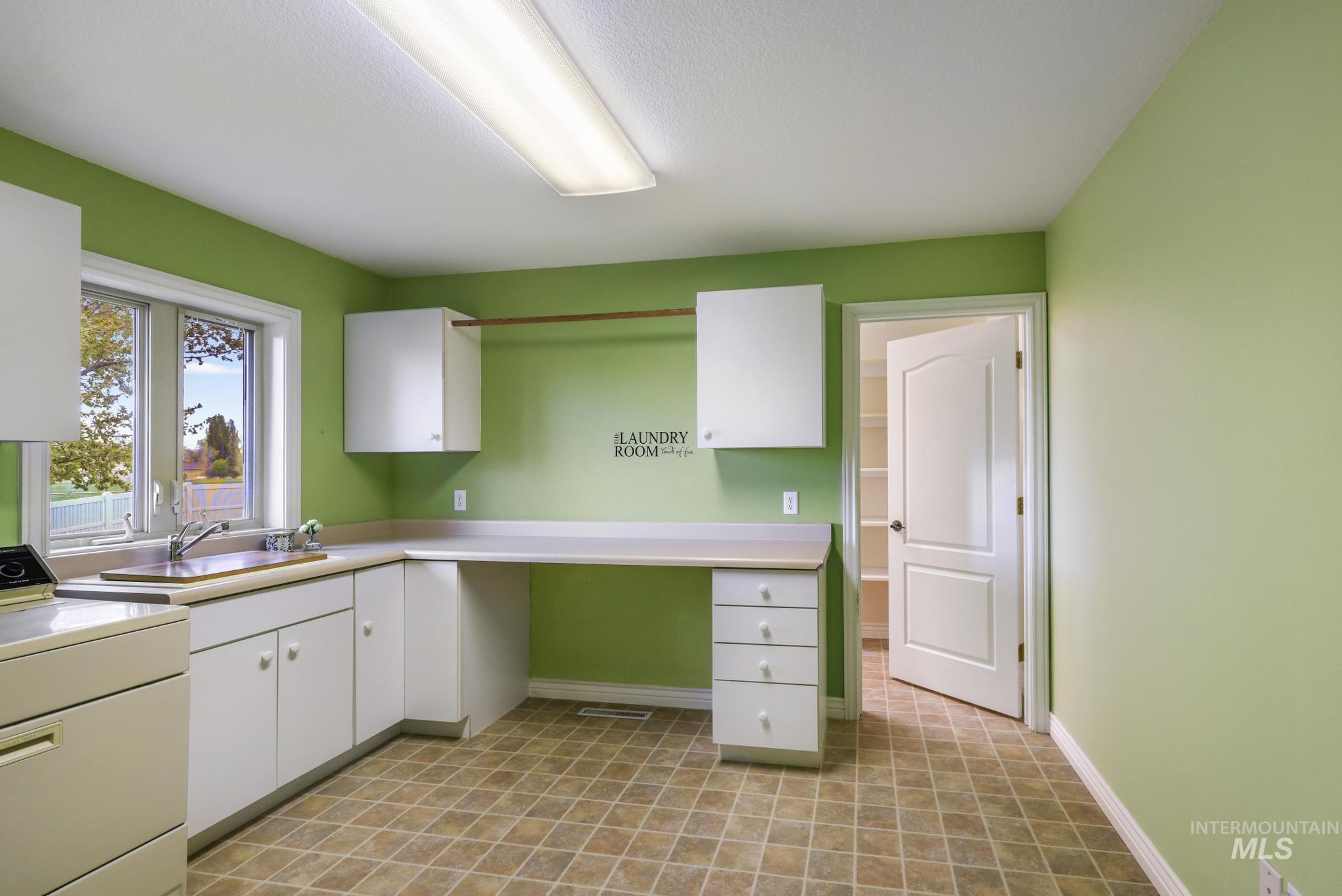 389 Greenbrier Dr, Heyburn, Idaho 83336-0000, 4 Bedrooms, 3 Bathrooms, Residential For Sale, Price $600,000, 98983321