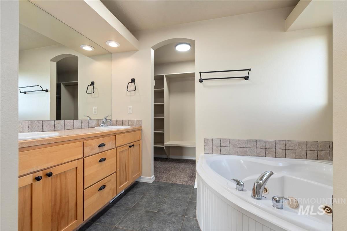 12840 Quail Run Ln., Caldwell, Idaho 83607, 4 Bedrooms, 3 Bathrooms, Residential For Sale, Price $999,900, 98983326