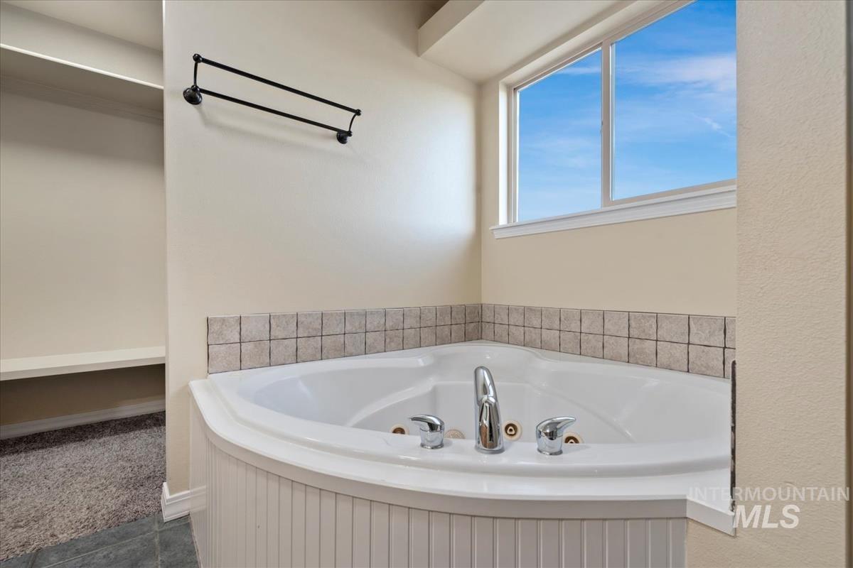 12840 Quail Run Ln., Caldwell, Idaho 83607, 4 Bedrooms, 3 Bathrooms, Residential For Sale, Price $999,900, 98983326