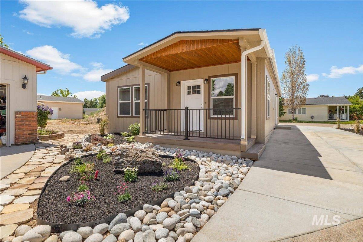 421 S Curtis Rd, #300, Boise, Idaho 83705, 3 Bedrooms, 2 Bathrooms, Residential For Sale, Price $240,000, 98983329