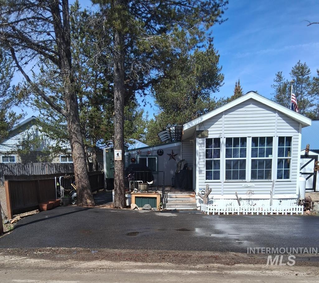 12 D Street, Cascade, Idaho 83611, 2 Bedrooms, 1 Bathroom, Residential For Sale, Price $249,900,MLS 98983345