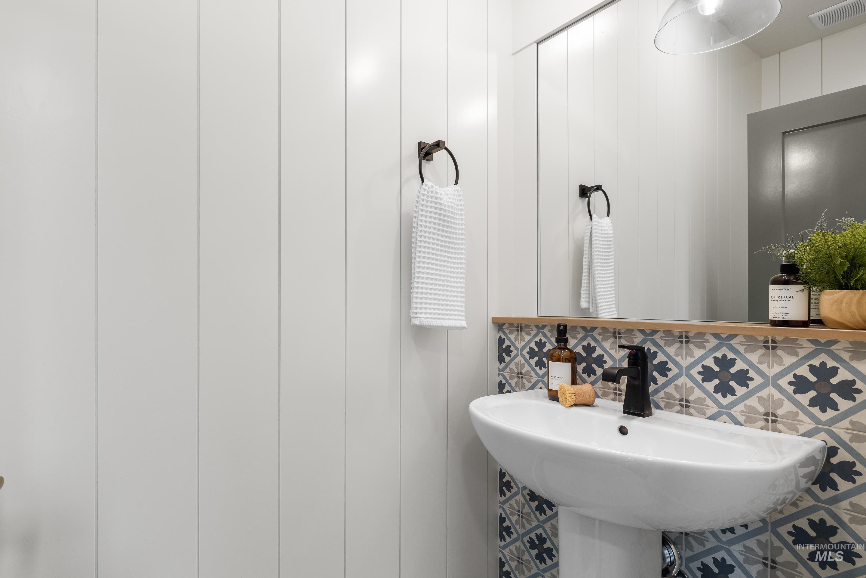 747 S Short Lane, Eagle, Idaho 83616, 4 Bedrooms, 2.5 Bathrooms, Residential For Sale, Price $1,079,000, 98983350