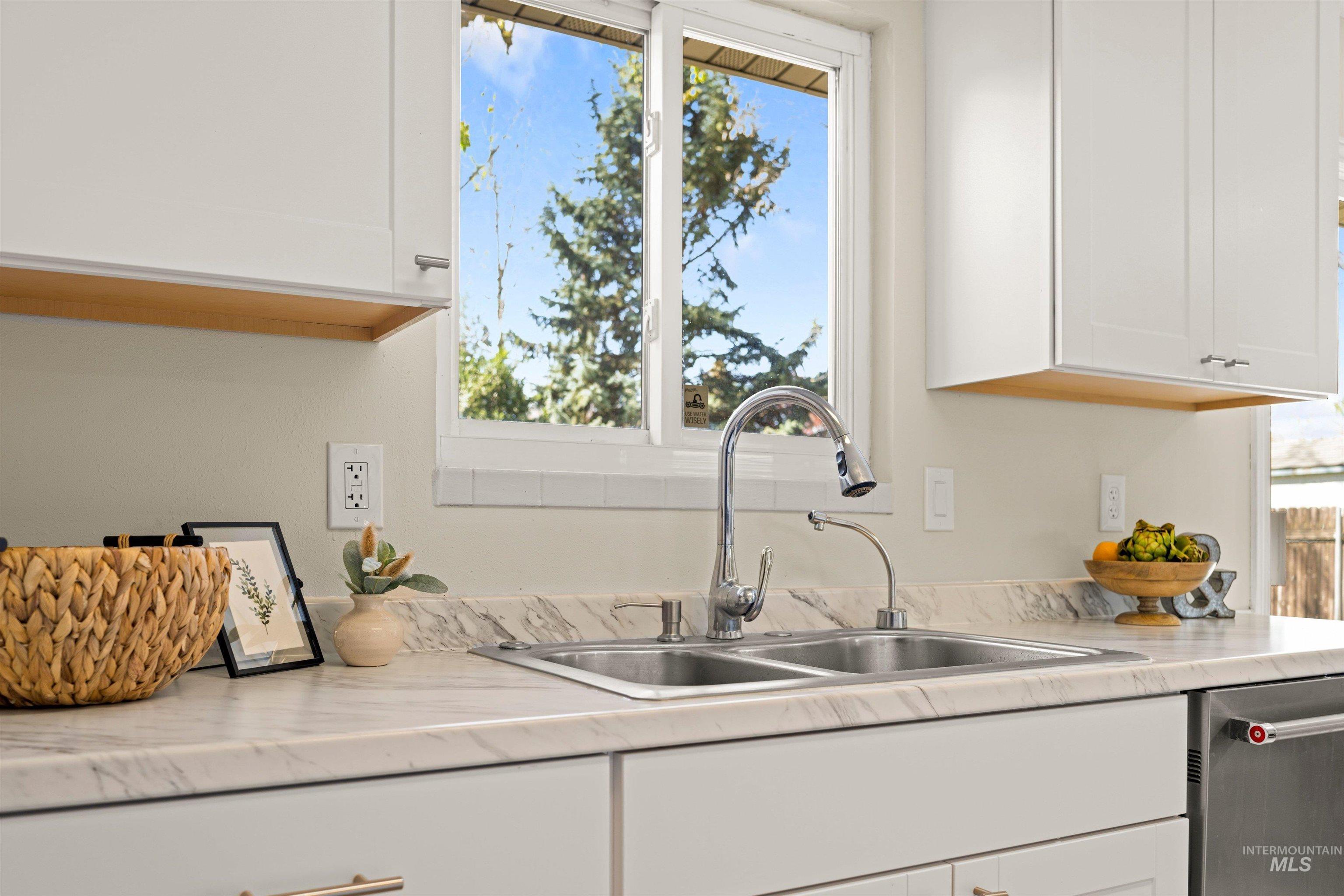 2619 N Grandee Street, Boise, Idaho 83704, 5 Bedrooms, 3 Bathrooms, Residential For Sale, Price $575,000,MLS 98983355