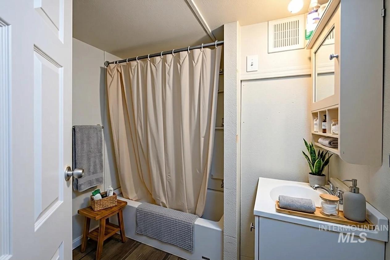 516 18th Ave N, Nampa, Idaho 83687, 3 Bedrooms, 1 Bathroom, Residential Income For Sale, Price $425,000,MLS 98983357