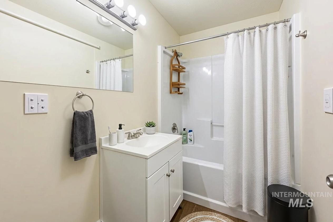 516 18th Ave N, Nampa, Idaho 83687, 3 Bedrooms, 1 Bathroom, Residential Income For Sale, Price $425,000,MLS 98983357