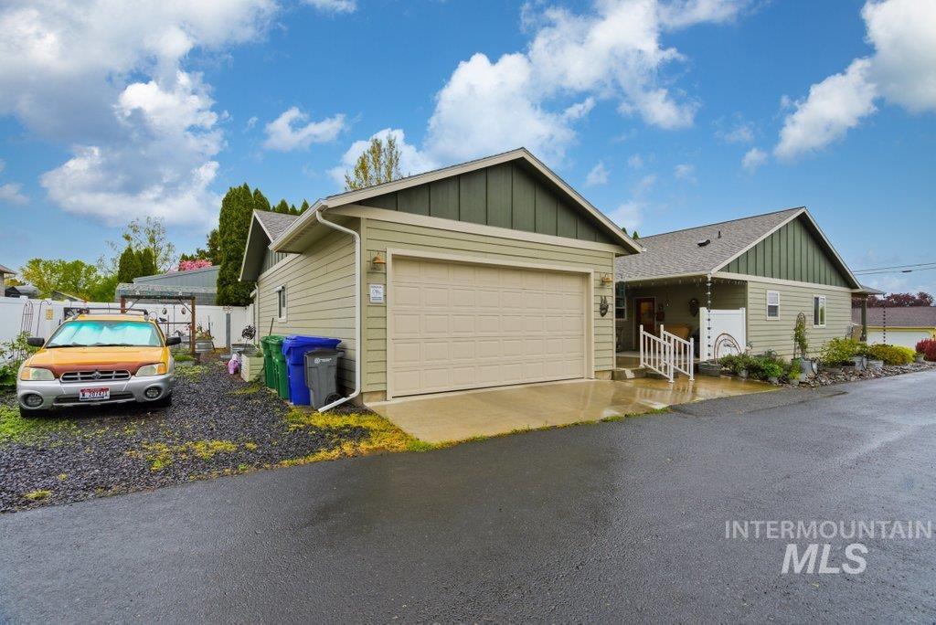 1420 Airway Ave, Lewiston, Idaho 83501, 4 Bedrooms, 2 Bathrooms, Residential For Sale, Price $435,000,MLS 98983363