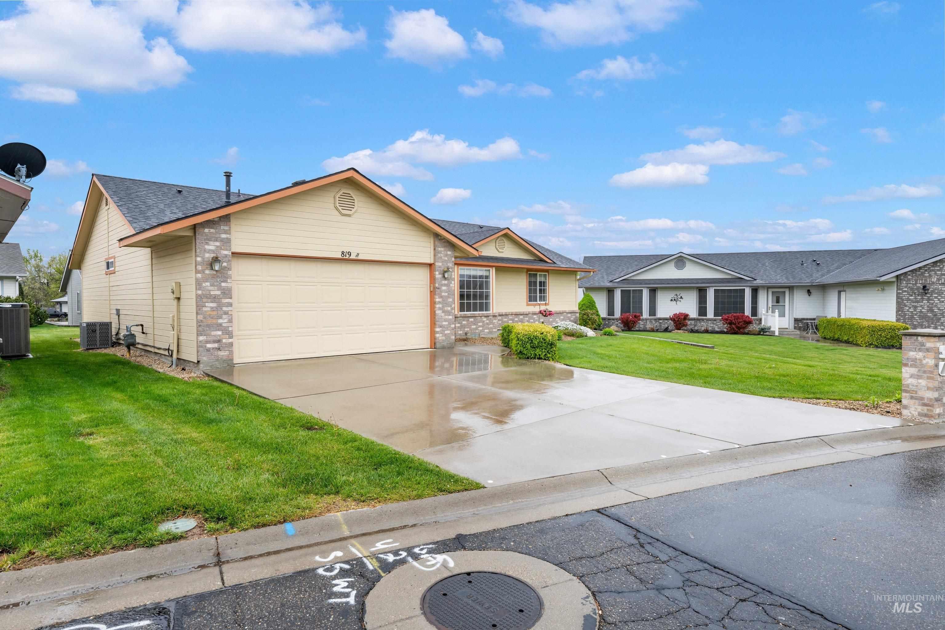 819 N Bristol Street, Nampa, Idaho 83651, 3 Bedrooms, 2 Bathrooms, Residential For Sale, Price $314,000,MLS 98983369