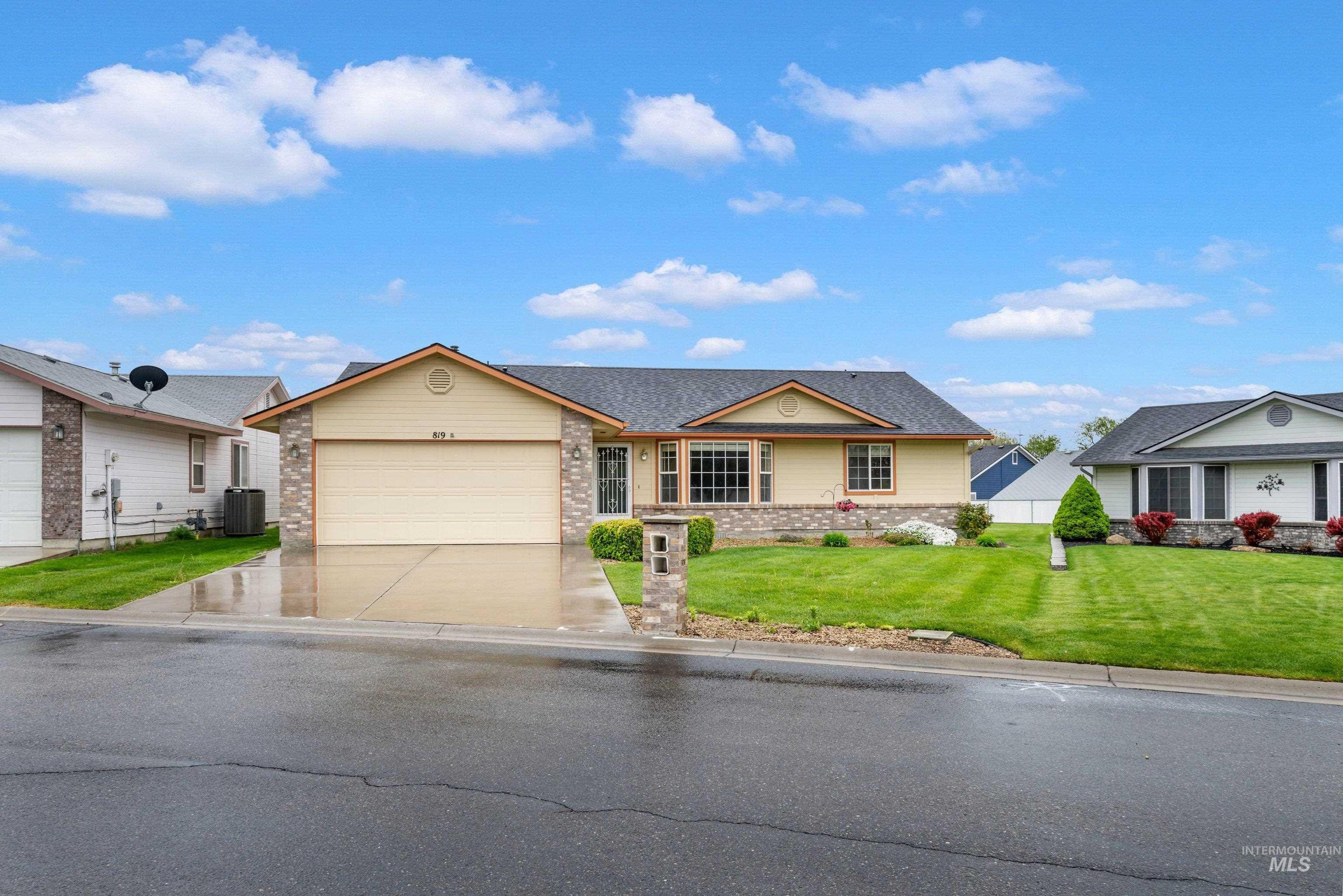 819 N Bristol Street, Nampa, Idaho 83651, 3 Bedrooms, 2 Bathrooms, Residential For Sale, Price $314,000,MLS 98983369
