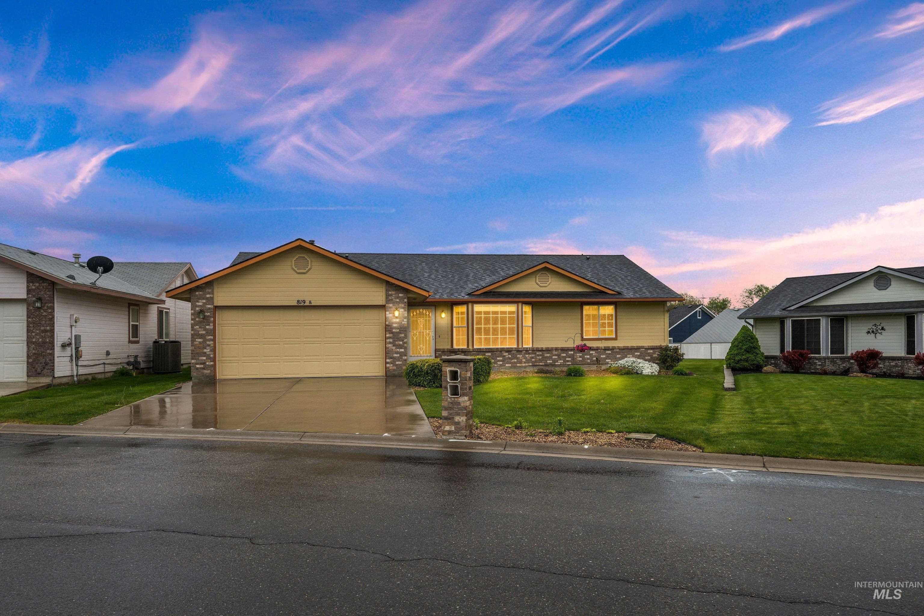 819 N Bristol Street, Nampa, Idaho 83651, 3 Bedrooms, 2 Bathrooms, Residential For Sale, Price $314,000,MLS 98983369