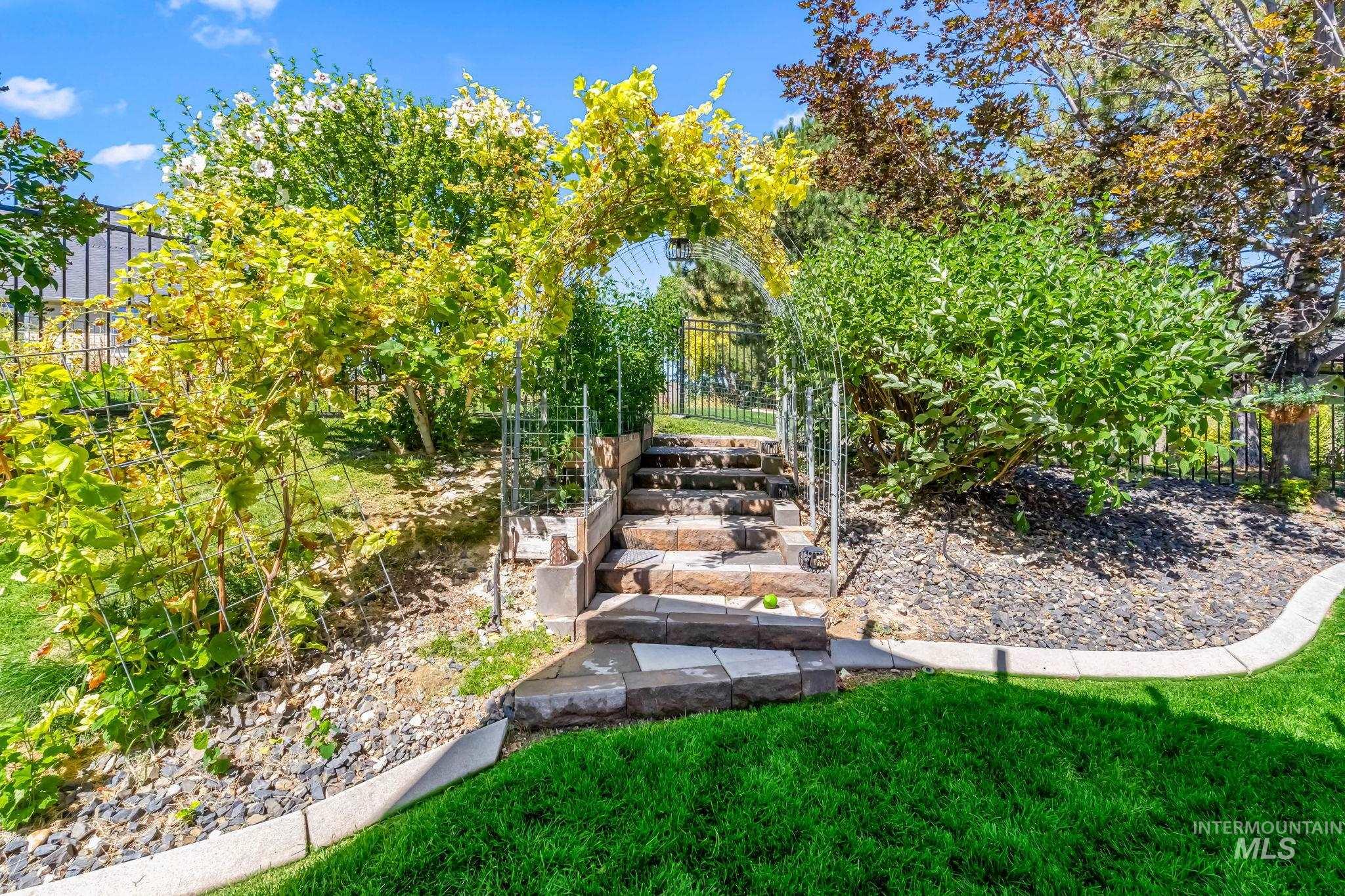 2813 S Bayhill Ct, Nampa, Idaho 83686, 3 Bedrooms, 3 Bathrooms, Residential For Sale, Price $647,770, 98983374