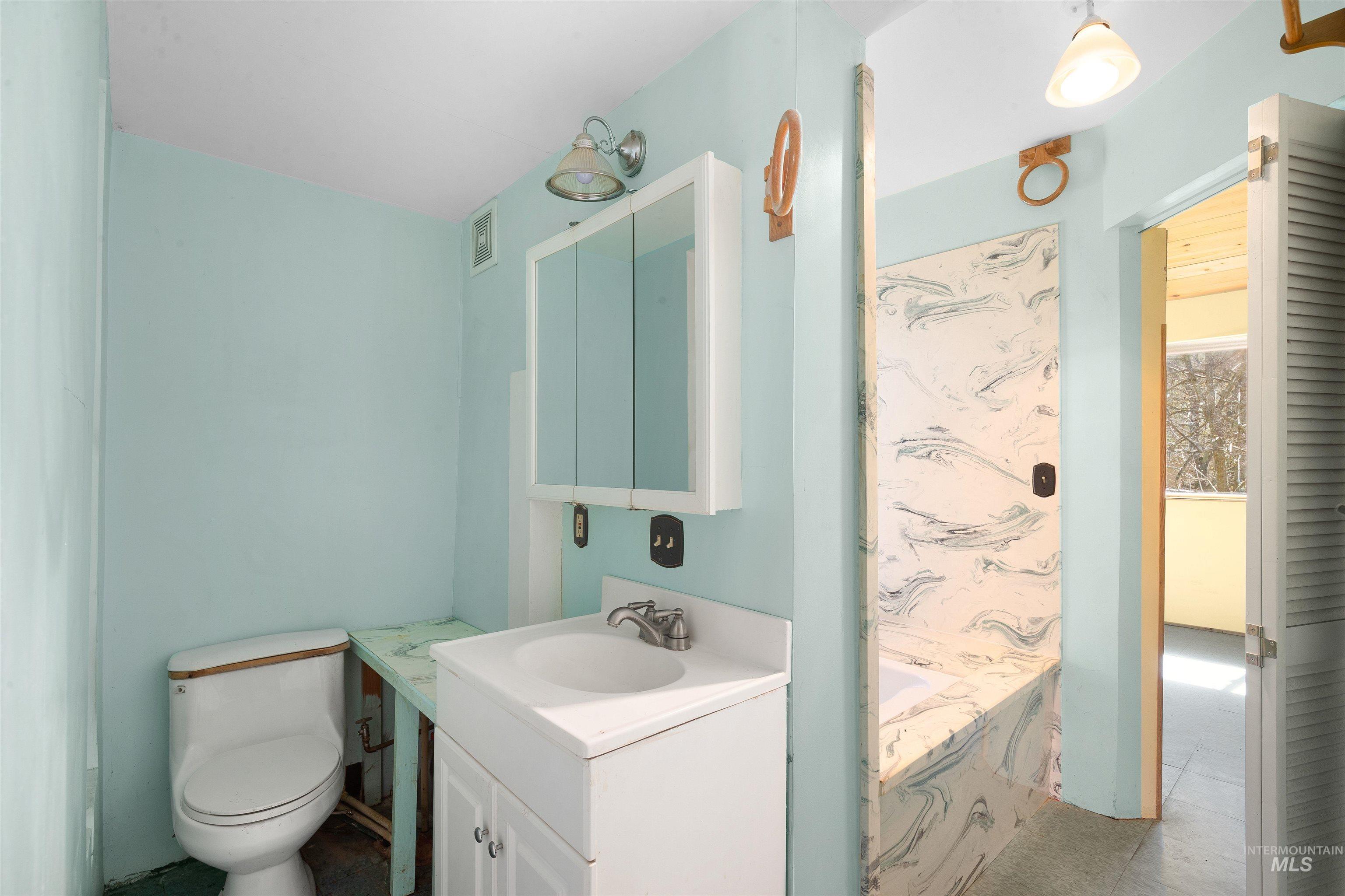 19437 Railroad Ave, Lenore, Idaho 83541, 1 Bedroom, 1 Bathroom, Residential For Sale, Price $299,000,MLS 98983391