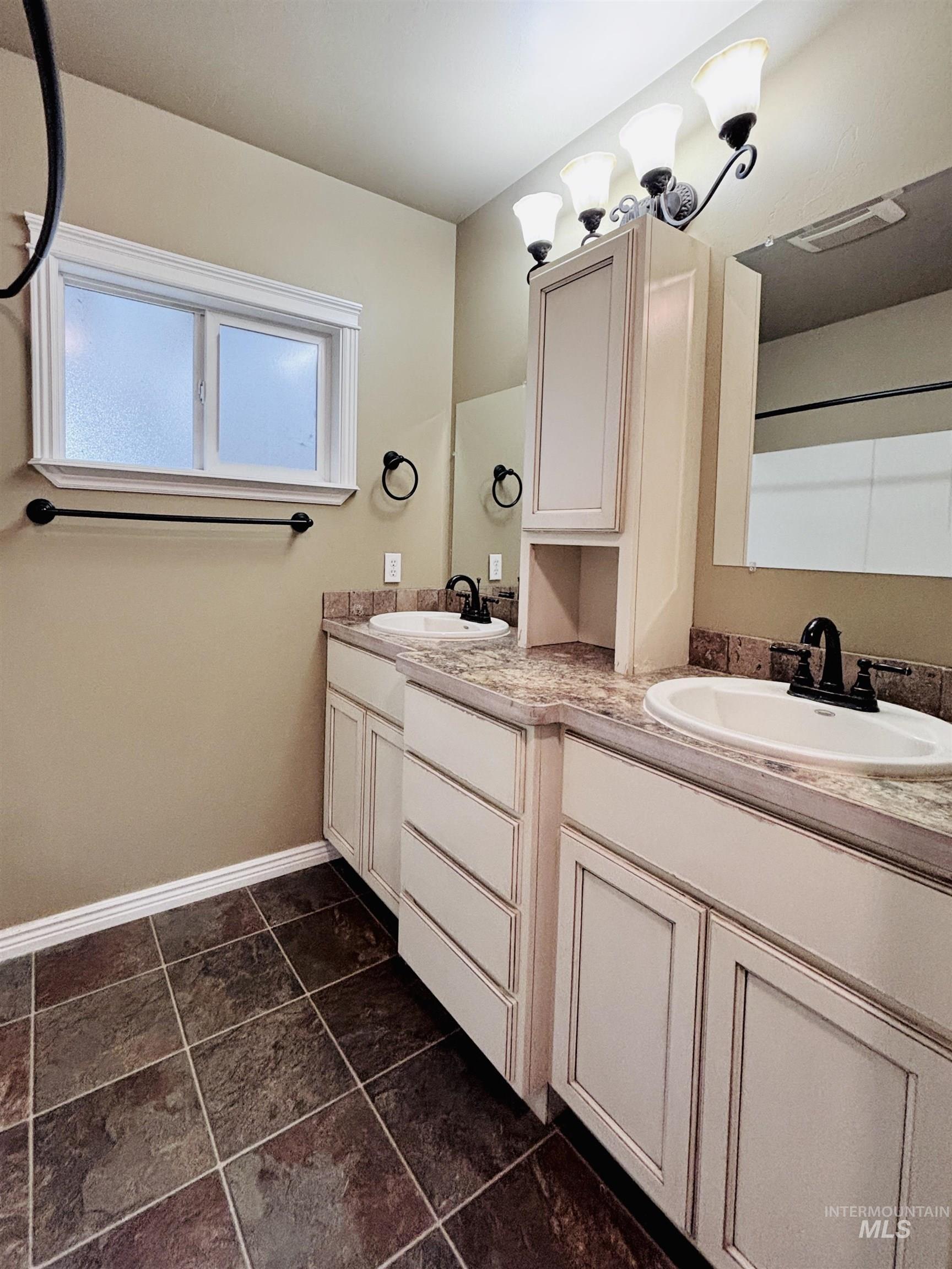 898 Wendell St., Twin Falls, Idaho 83301, 3 Bedrooms, 2 Bathrooms, Residential For Sale, Price $389,900,MLS 98983427
