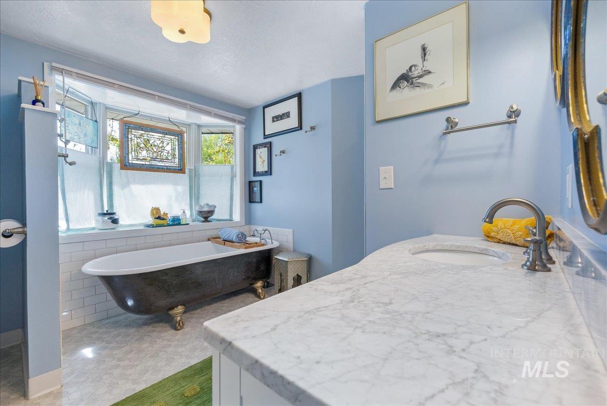 3301 N 32nd St., Boise, Idaho 83703, 4 Bedrooms, 2 Bathrooms, Residential For Sale, Price $859,900,MLS 98983428