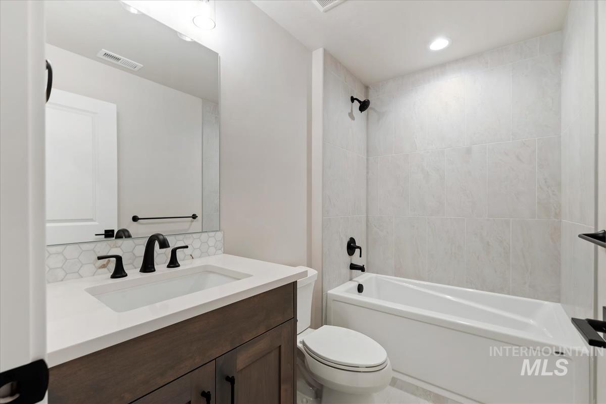 2125 E Padstow St., Kuna, Idaho 83634, 3 Bedrooms, 2.5 Bathrooms, Residential For Sale, Price $799,880,MLS 98983432