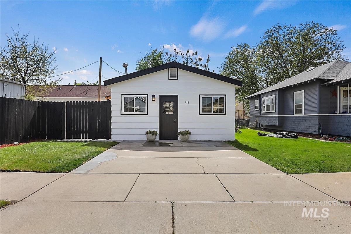 718 E Belmont St, Caldwell, Idaho 83605, 2 Bedrooms, 1 Bathroom, Residential For Sale, Price $250,000,MLS 98983434