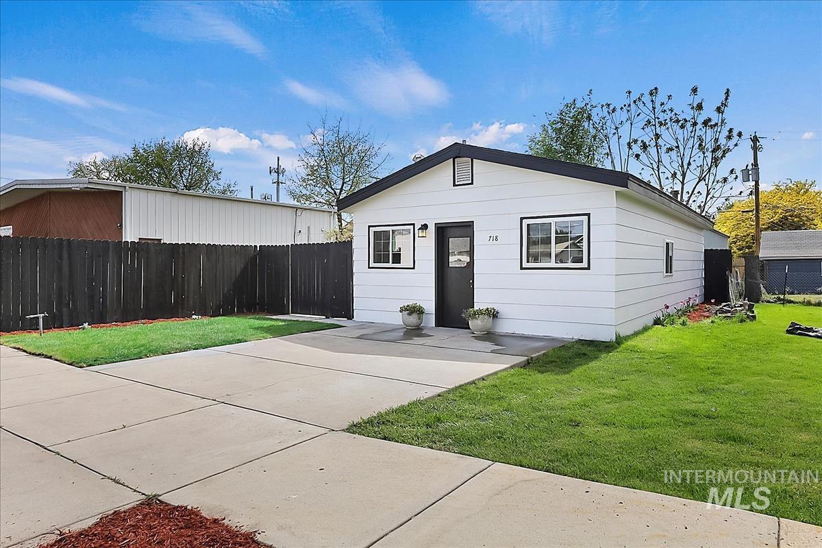 718 E Belmont St, Caldwell, Idaho 83605, 2 Bedrooms, 1 Bathroom, Residential For Sale, Price $250,000,MLS 98983434