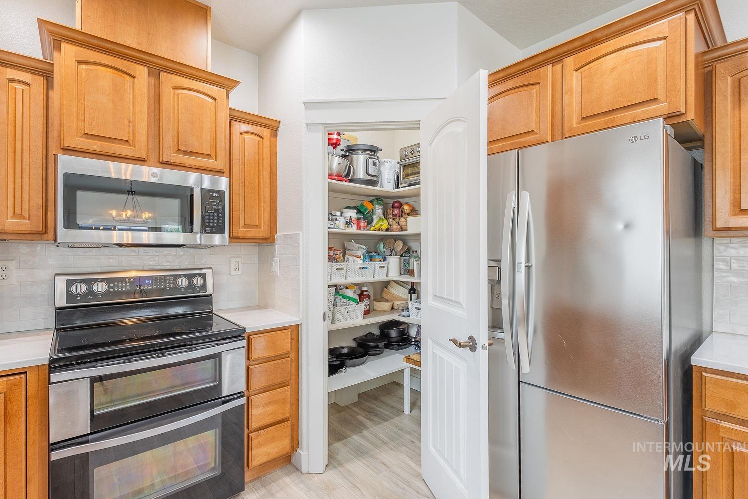 9095 W Dalton Place, Boise, Idaho 83704, 4 Bedrooms, 2.5 Bathrooms, Residential For Sale, Price $579,900,MLS 98983444