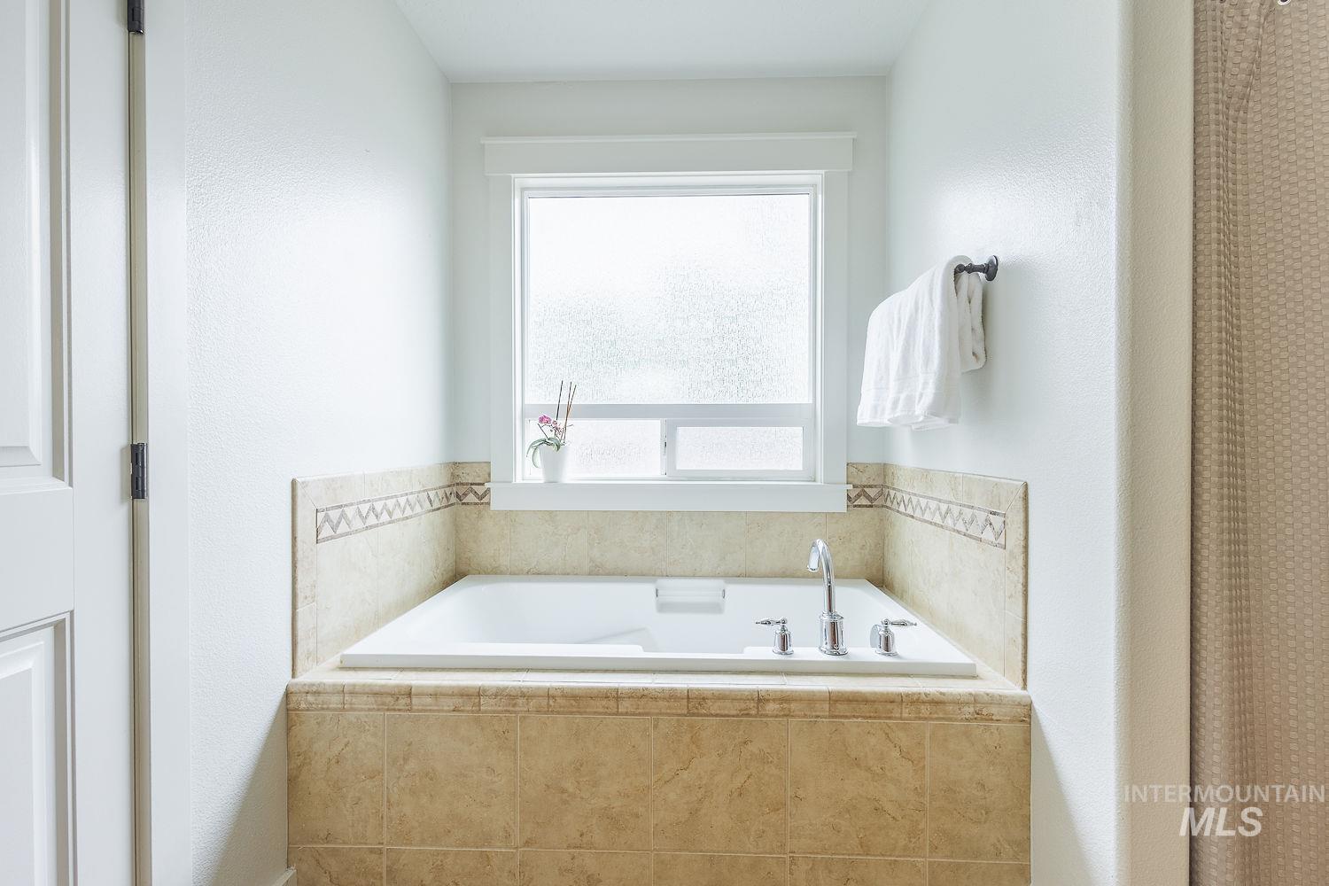 9095 W Dalton Place, Boise, Idaho 83704, 4 Bedrooms, 2.5 Bathrooms, Residential For Sale, Price $579,900,MLS 98983444