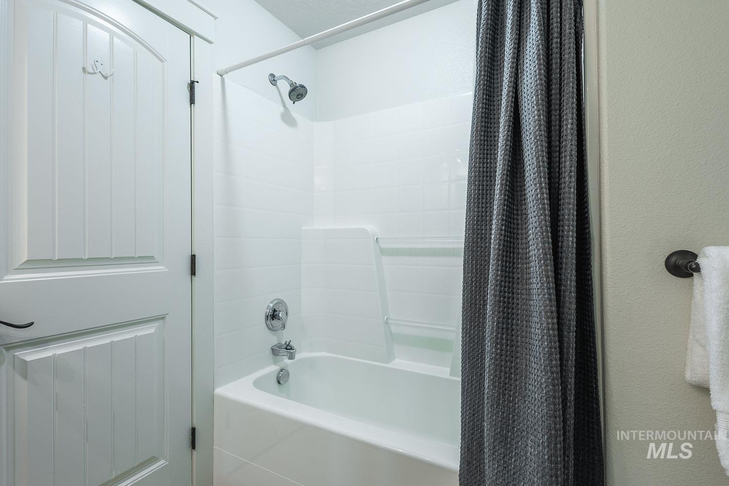 9095 W Dalton Place, Boise, Idaho 83704, 4 Bedrooms, 2.5 Bathrooms, Residential For Sale, Price $579,900,MLS 98983444