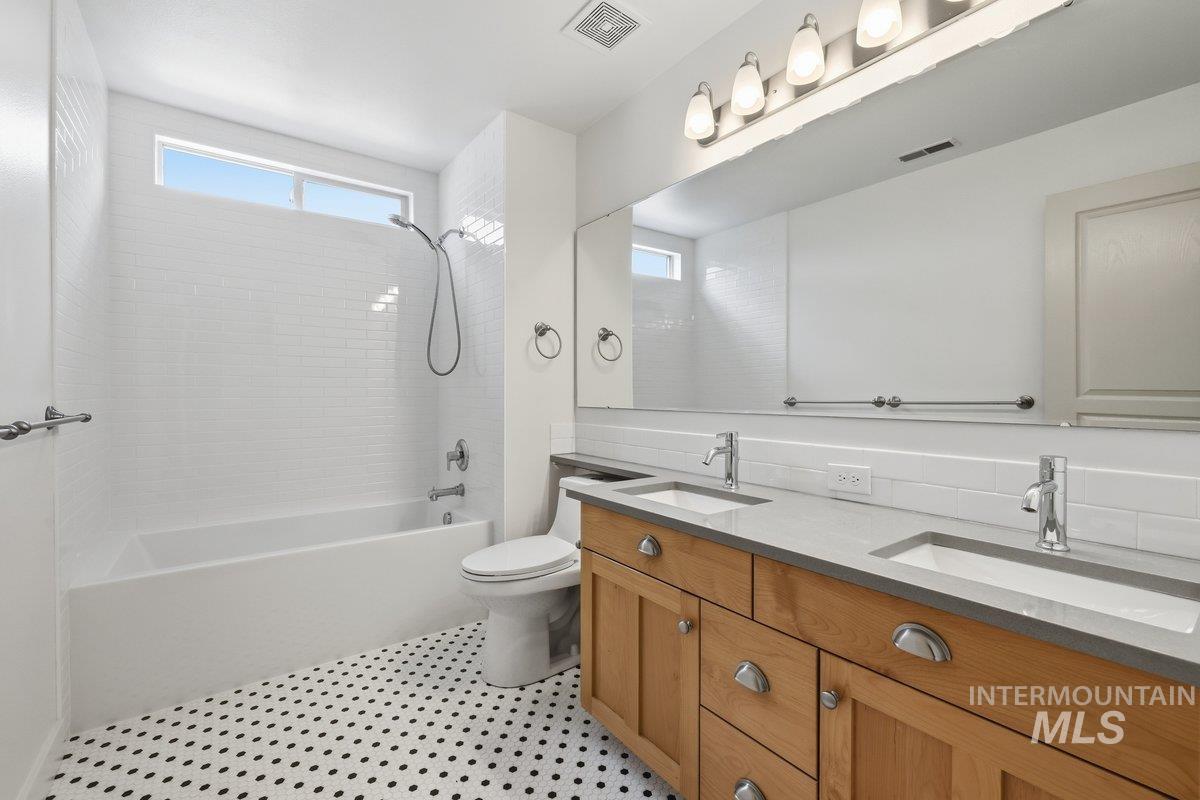 918 N Caledonia Place, Eagle, Idaho 83616, 4 Bedrooms, 2.5 Bathrooms, Residential For Sale, Price $879,900, 98983447