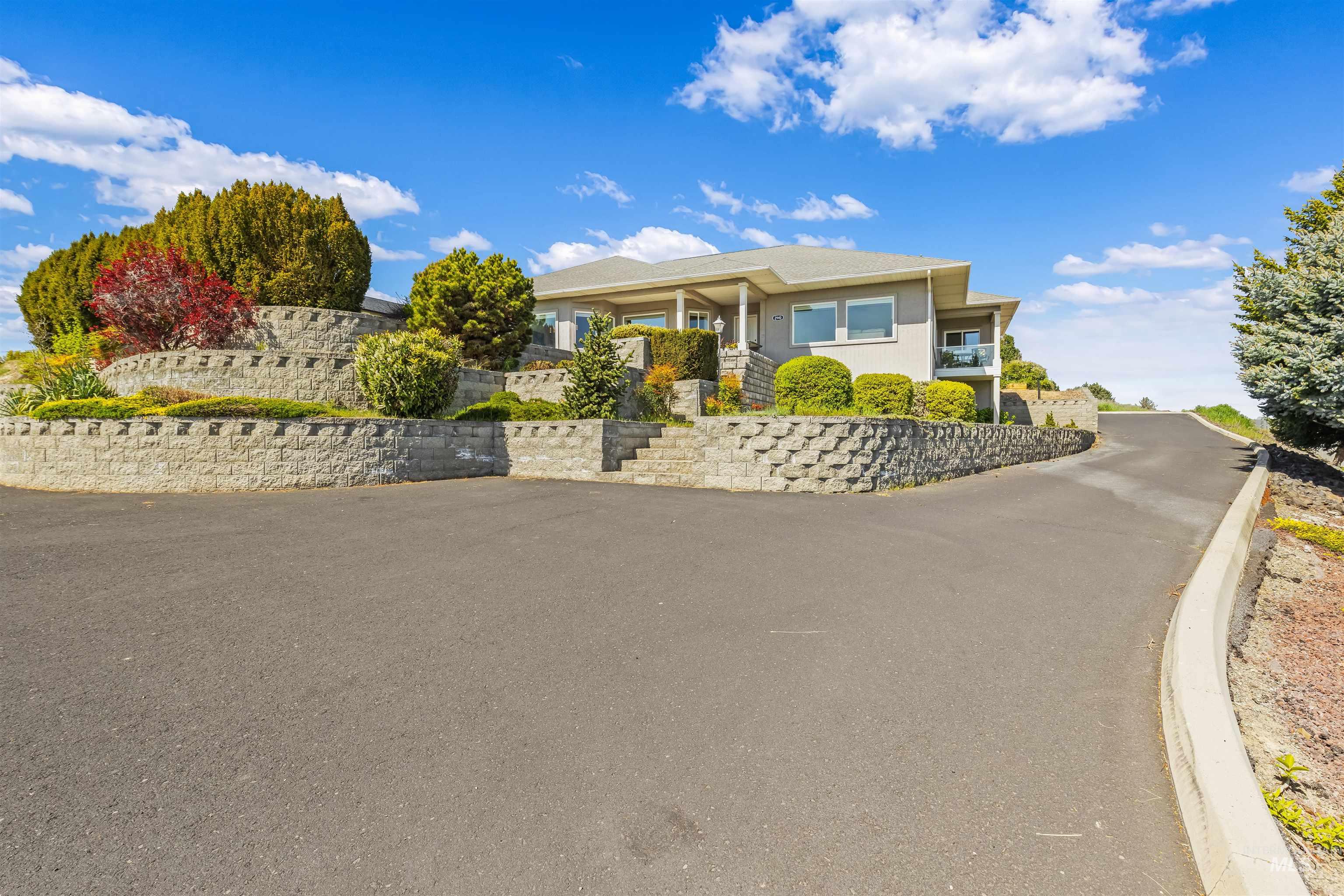 2940 Dove Place, Clarkston, Washington 99403, 3 Bedrooms, 4 Bathrooms, Residential For Sale, Price $899,999, 98983452