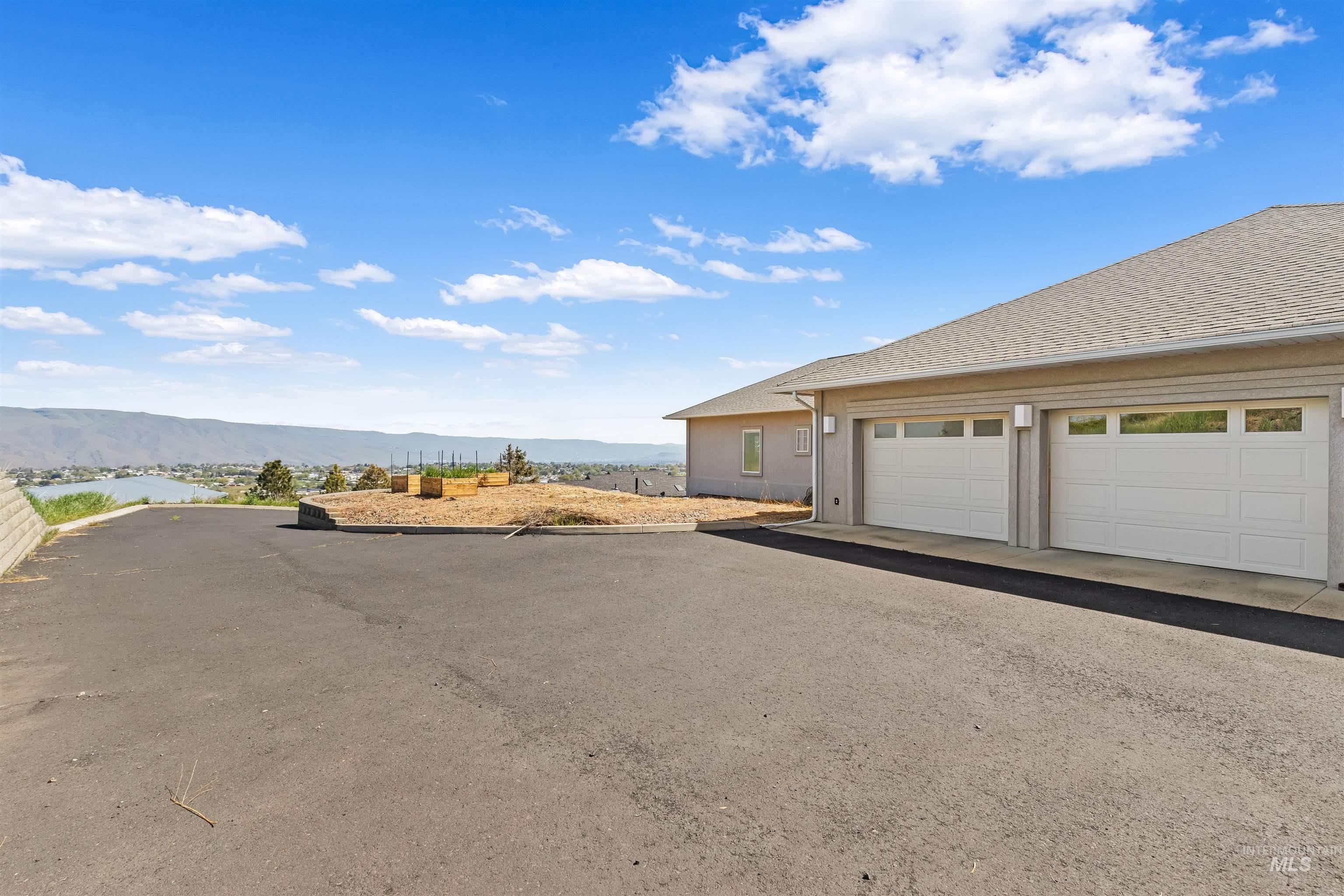 2940 Dove Place, Clarkston, Washington 99403, 3 Bedrooms, 4 Bathrooms, Residential For Sale, Price $899,999, 98983452