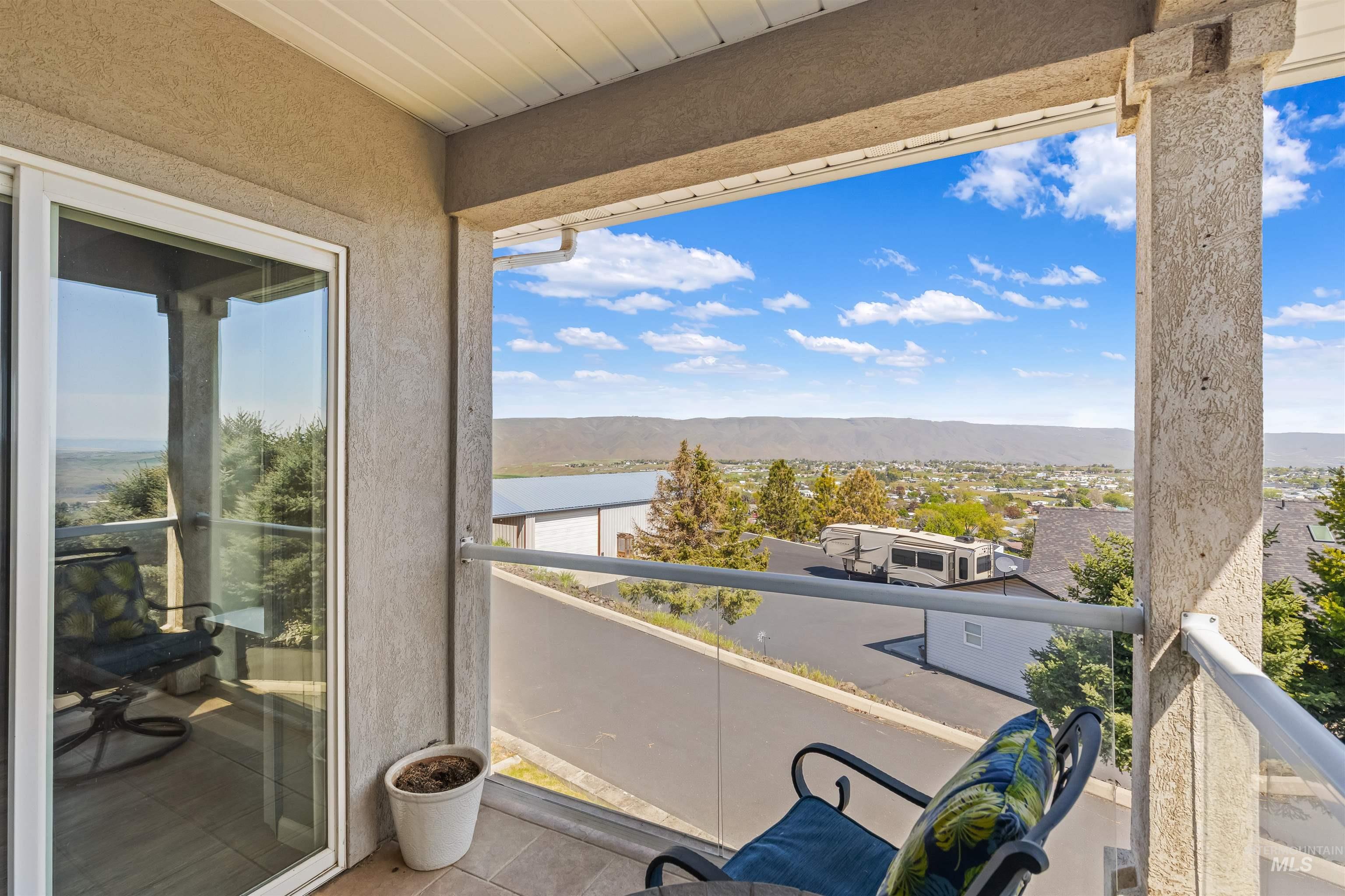 2940 Dove Place, Clarkston, Washington 99403, 3 Bedrooms, 4 Bathrooms, Residential For Sale, Price $899,999, 98983452