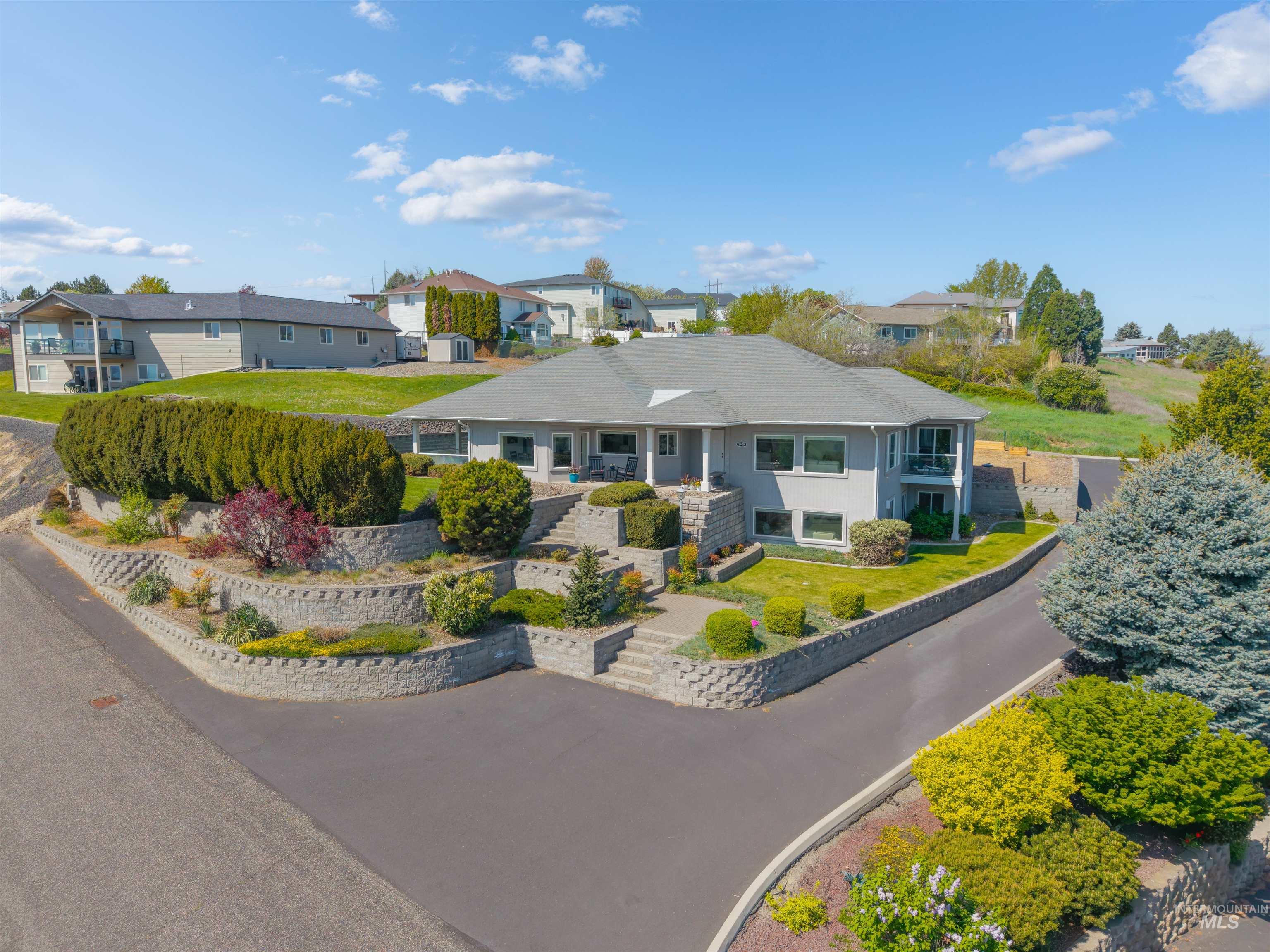 2940 Dove Place, Clarkston, Washington 99403, 3 Bedrooms, 4 Bathrooms, Residential For Sale, Price $899,999, 98983452