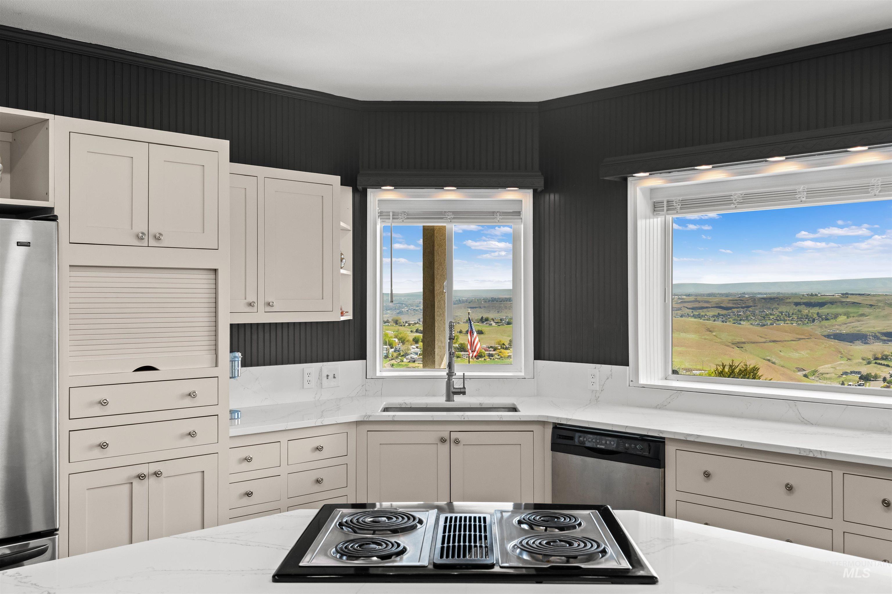 2940 Dove Place, Clarkston, Washington 99403, 3 Bedrooms, 4 Bathrooms, Residential For Sale, Price $899,999, 98983452