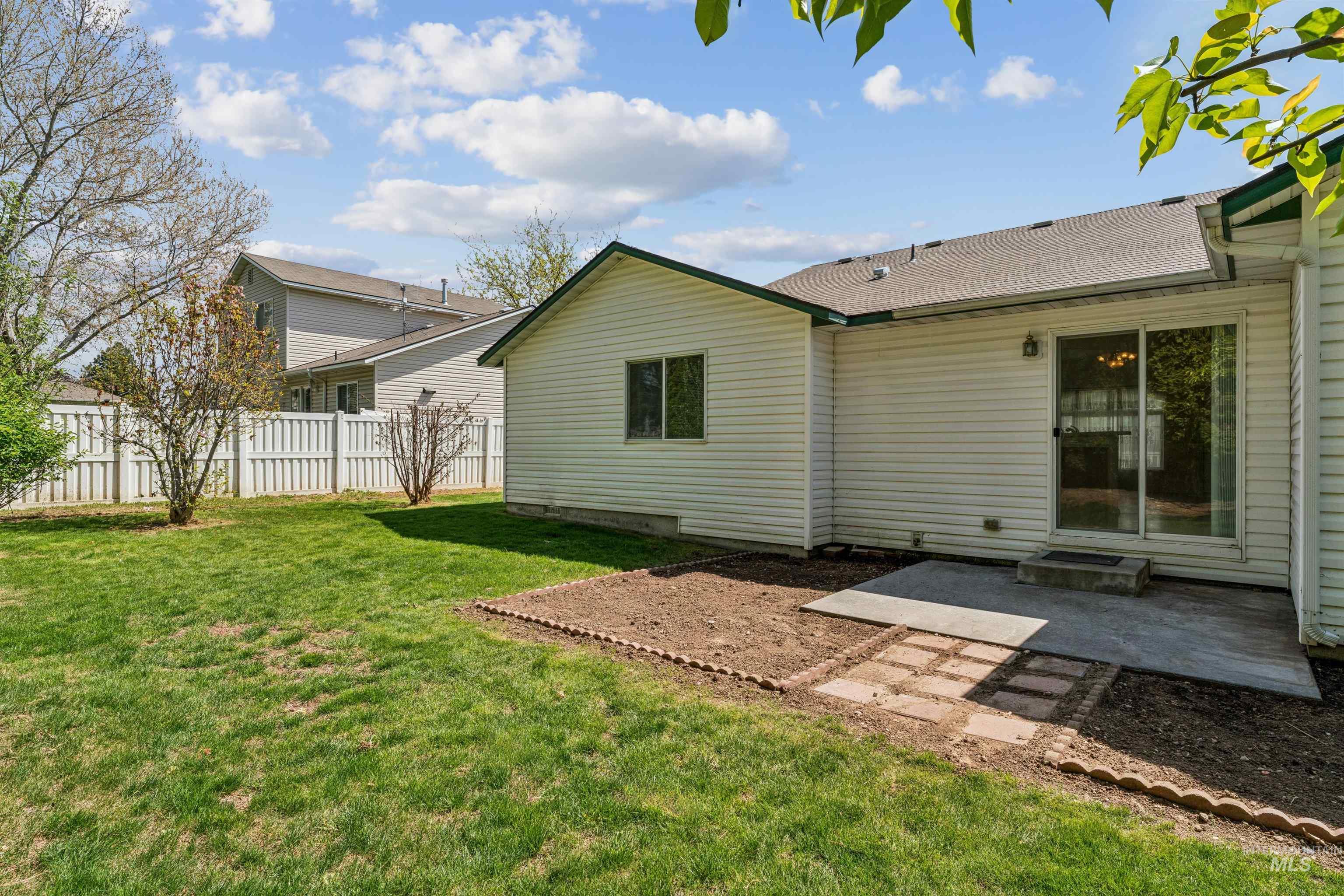 1196 W Karat Way, Kuna, Idaho 83634, 3 Bedrooms, 2 Bathrooms, Residential For Sale, Price $370,000,MLS 98983460