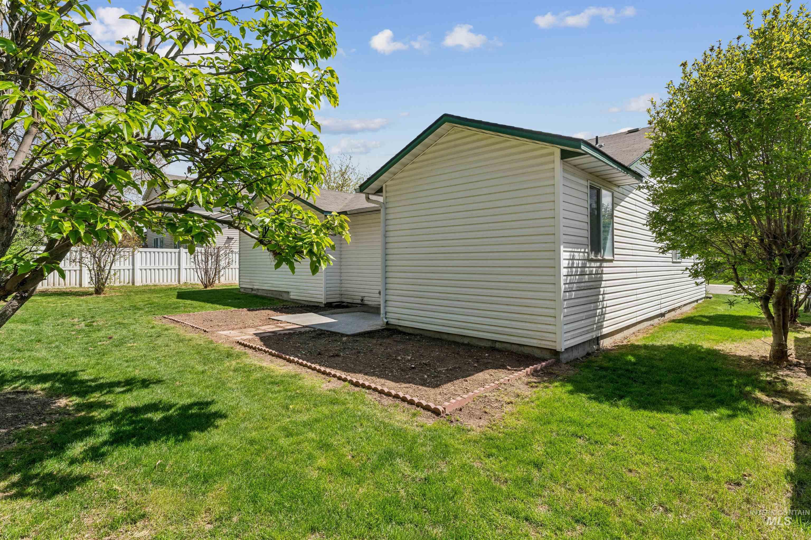 1196 W Karat Way, Kuna, Idaho 83634, 3 Bedrooms, 2 Bathrooms, Residential For Sale, Price $370,000,MLS 98983460