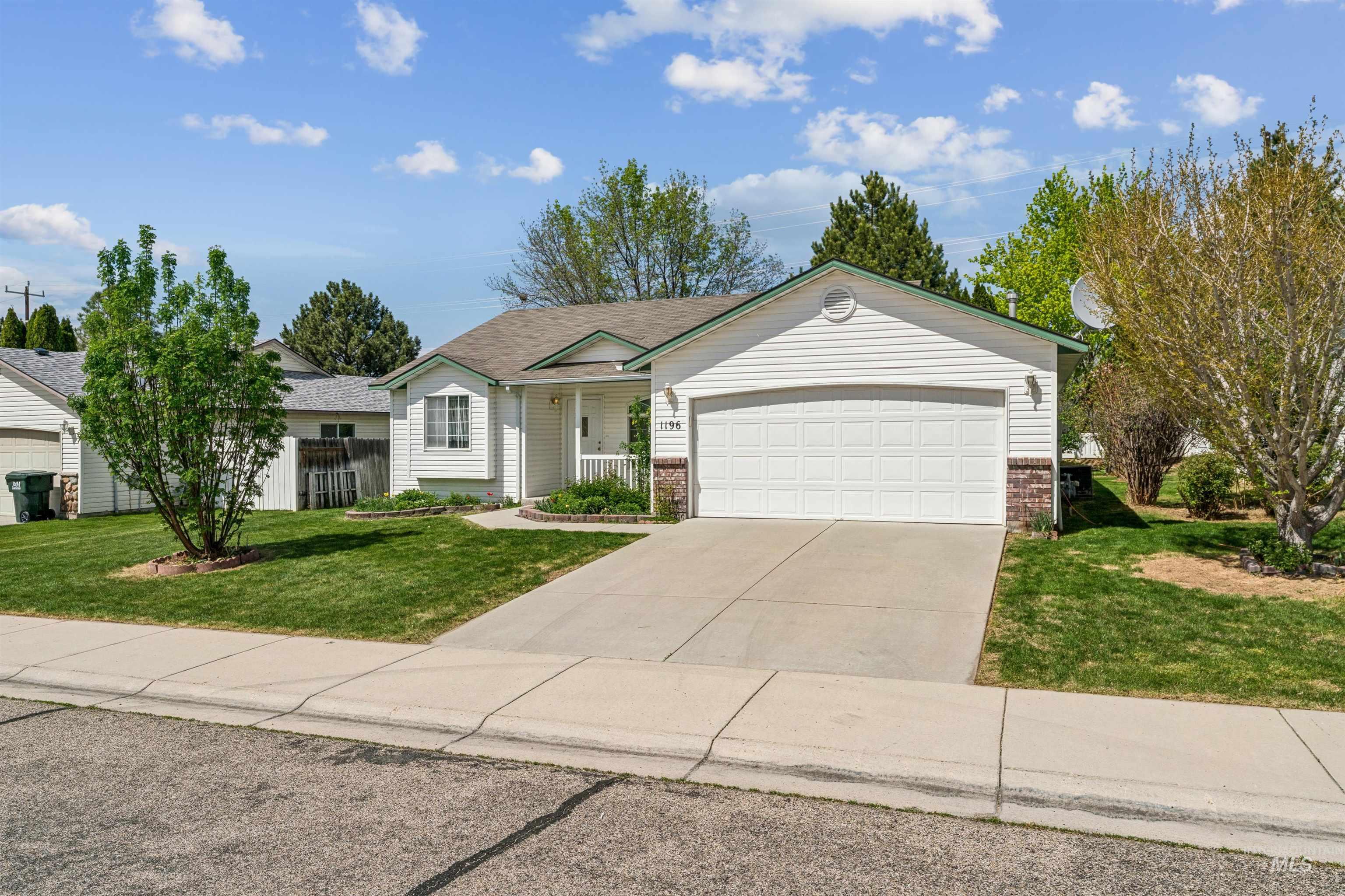 1196 W Karat Way, Kuna, Idaho 83634, 3 Bedrooms, 2 Bathrooms, Residential For Sale, Price $370,000,MLS 98983460