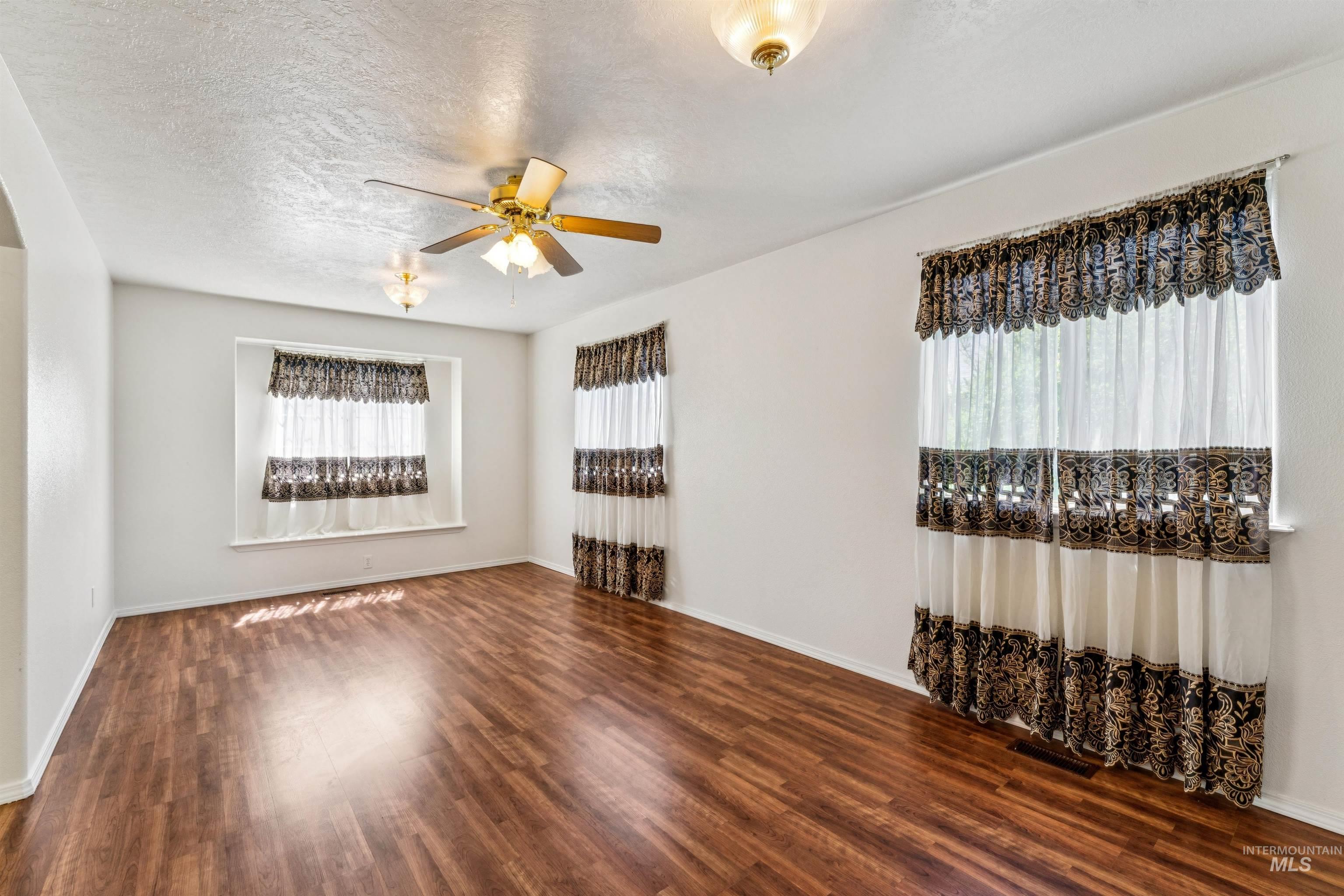 1196 W Karat Way, Kuna, Idaho 83634, 3 Bedrooms, 2 Bathrooms, Residential For Sale, Price $370,000,MLS 98983460