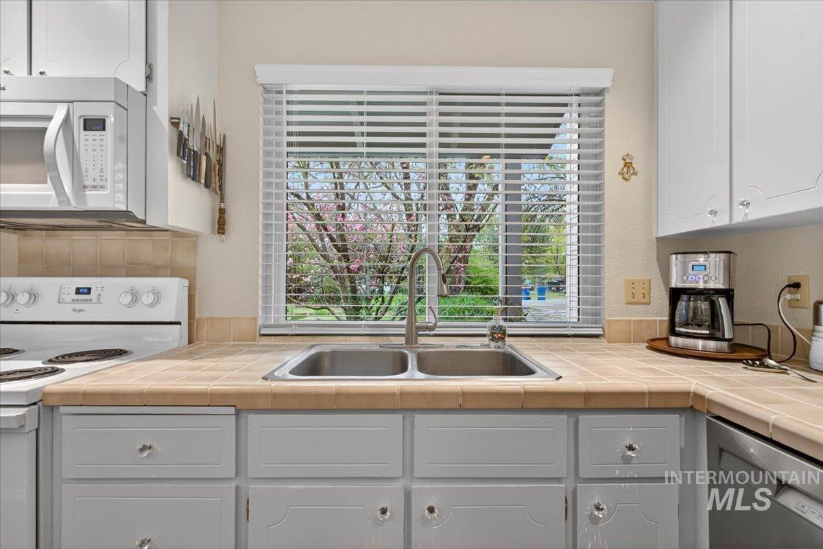 823 W Hialeah Dr, Eagle, Idaho 83616-4778, 4 Bedrooms, 2.5 Bathrooms, Residential For Sale, Price $1,300,000,MLS 98983479