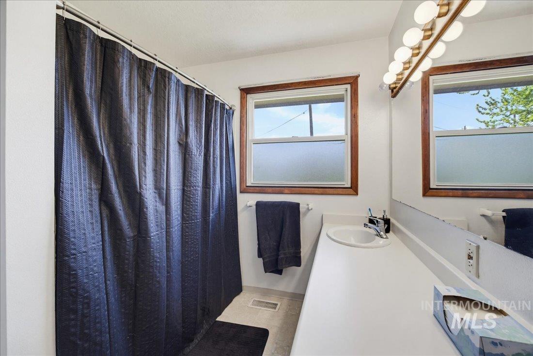 1901 S Ten Mile rd, Meridian, Idaho 83642, 6 Bedrooms, 3 Bathrooms, Residential For Sale, Price $975,000,MLS 98983492