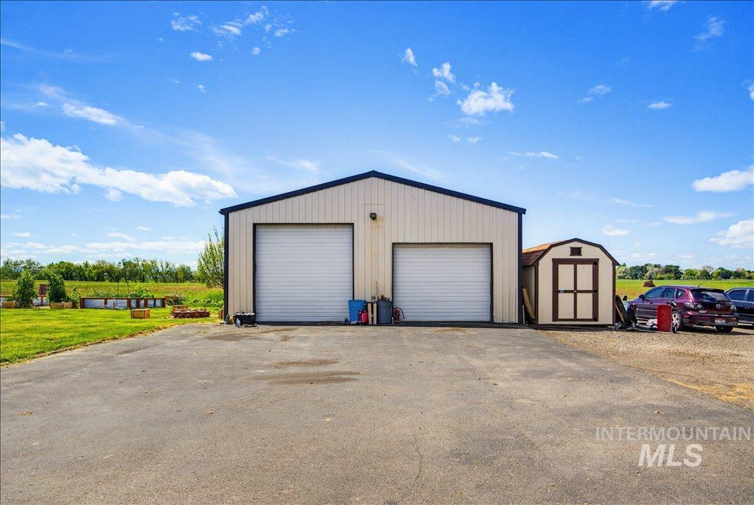 1901 S Ten Mile rd, Meridian, Idaho 83642, 6 Bedrooms, 3 Bathrooms, Residential For Sale, Price $975,000,MLS 98983492