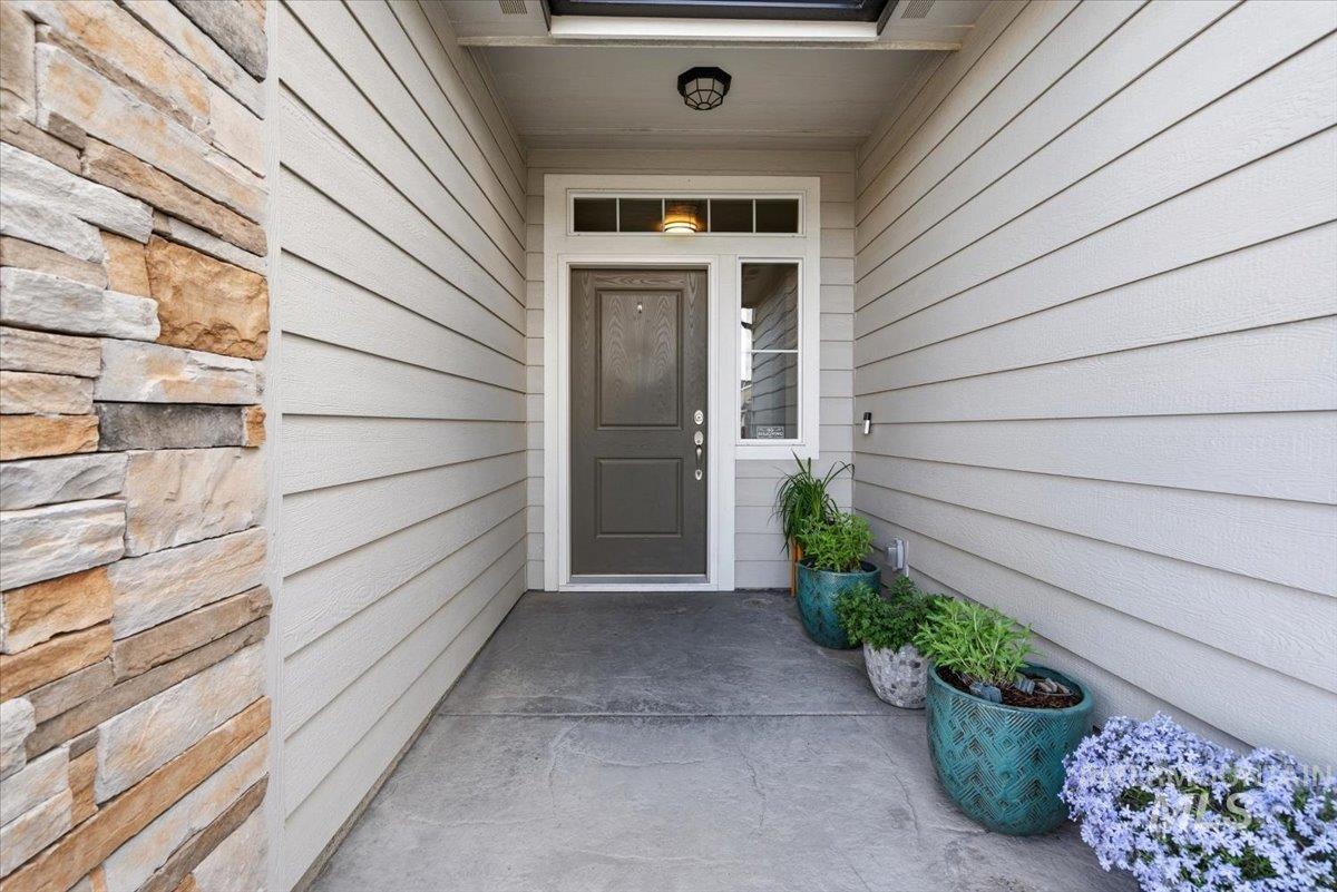 1044 N Synergy Ln, Eagle, Idaho 83616, 3 Bedrooms, 2 Bathrooms, Residential For Sale, Price $574,900,MLS 98983502