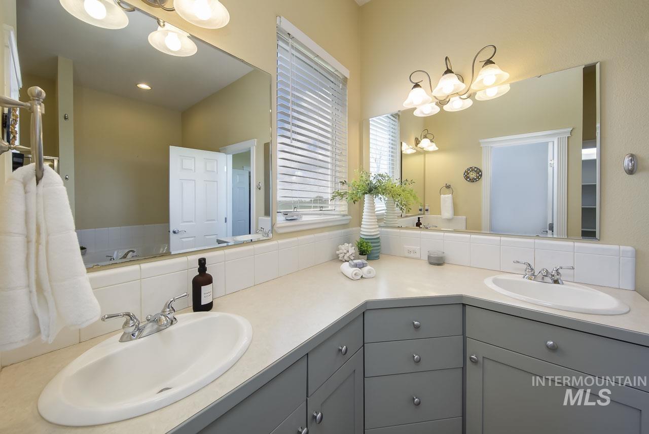 5175 W Tournament Dr, Meridian, Idaho 83646-8813, 4 Bedrooms, 2.5 Bathrooms, Residential For Sale, Price $540,000,MLS 98983518