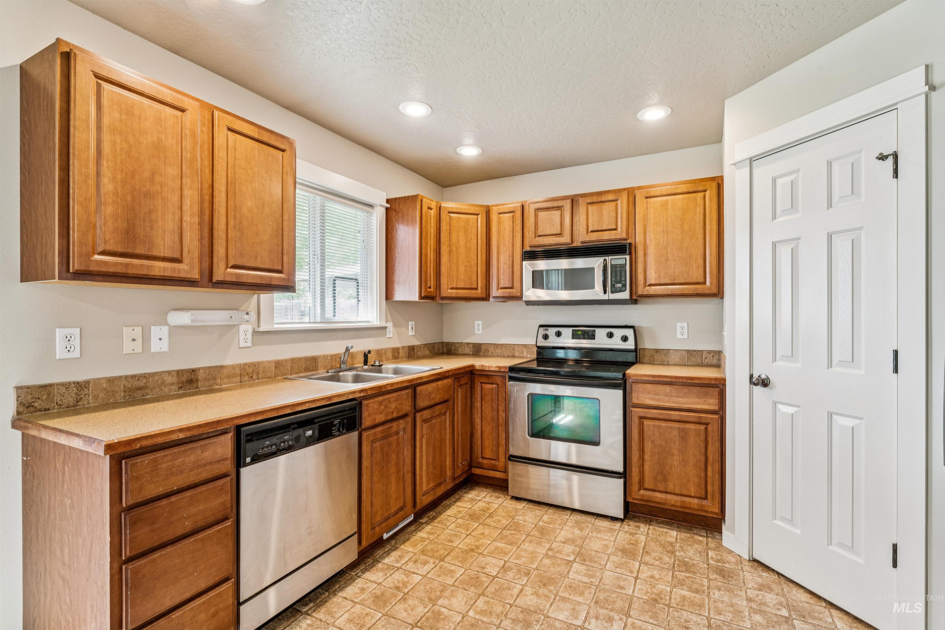 11427 W Silverview St., Boise, Idaho 83713, 3 Bedrooms, 2 Bathrooms, Residential For Sale, Price $399,900, 98983545