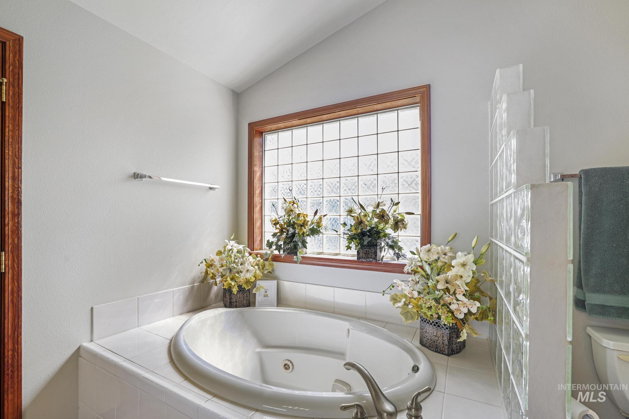 1558 Brookside Loop, Twin Falls, Idaho 83301-3470, 3 Bedrooms, 2 Bathrooms, Residential For Sale, Price $420,369,MLS 98983546