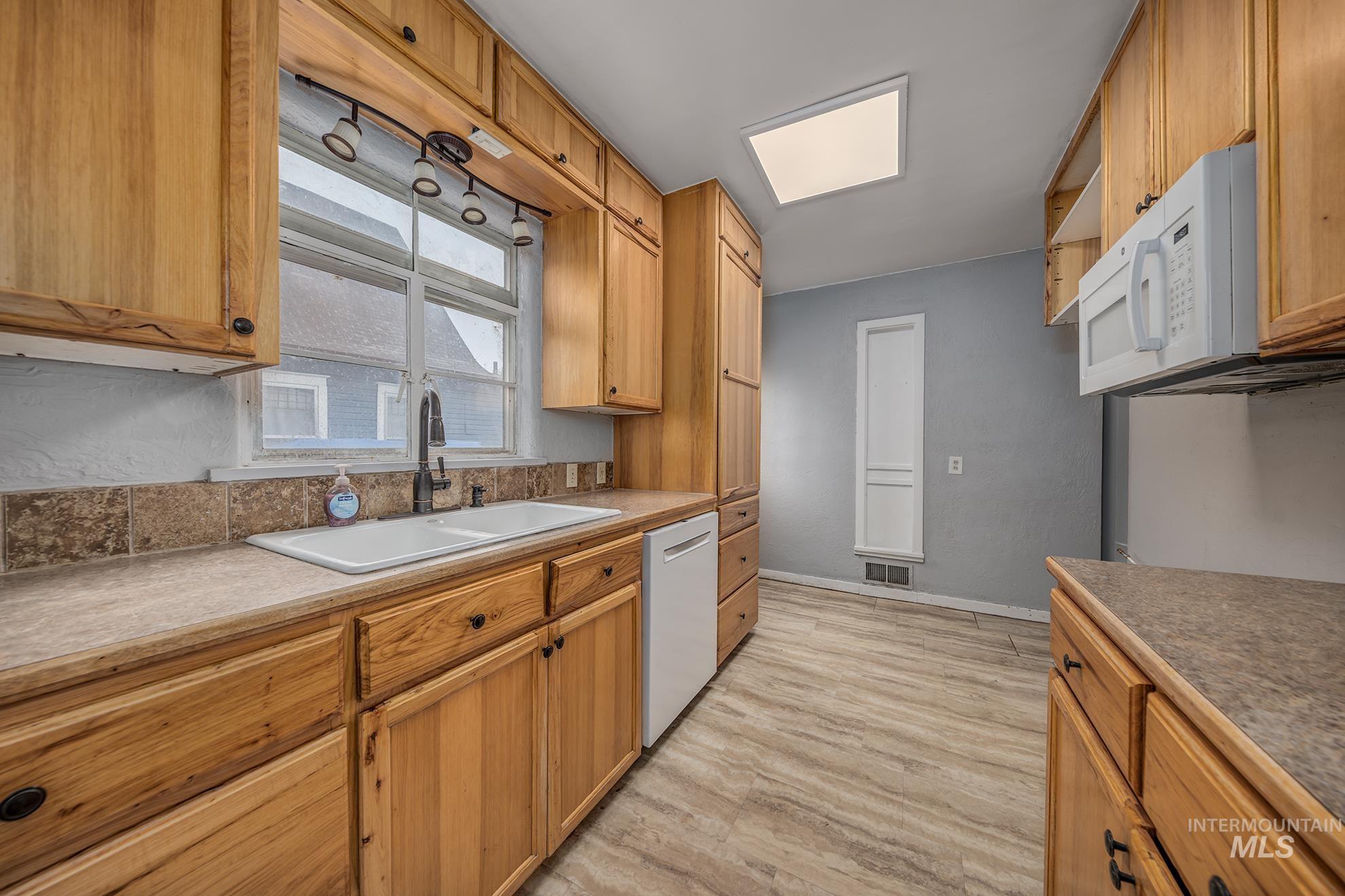 838 SW 2nd St, Ontario, Oregon 97914, 4 Bedrooms, 2 Bathrooms, Residential For Sale, Price $330,000,MLS 98983568