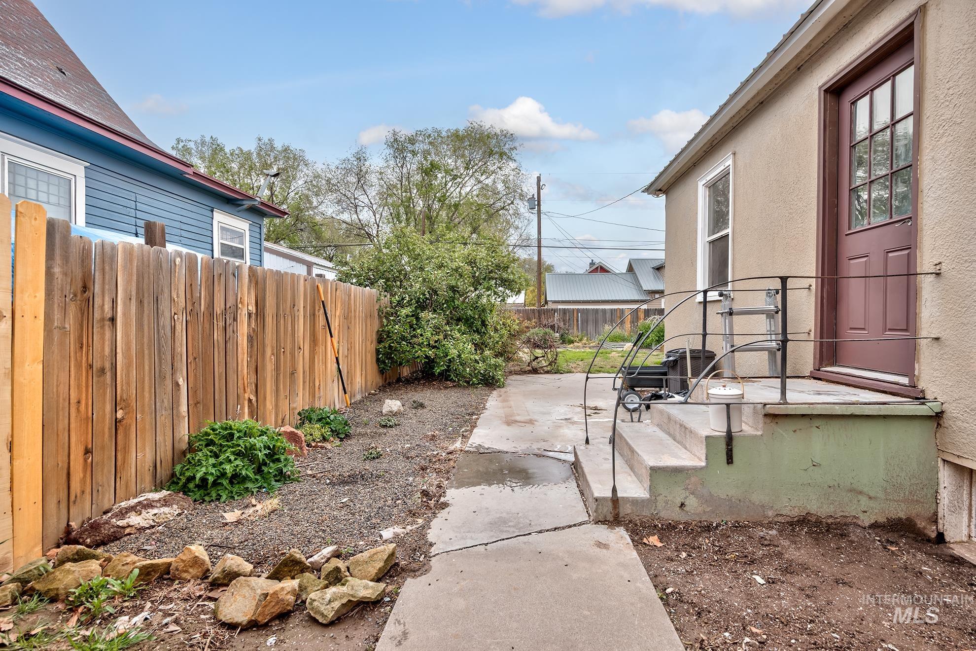 838 SW 2nd St, Ontario, Oregon 97914, 4 Bedrooms, 2 Bathrooms, Residential For Sale, Price $330,000,MLS 98983568