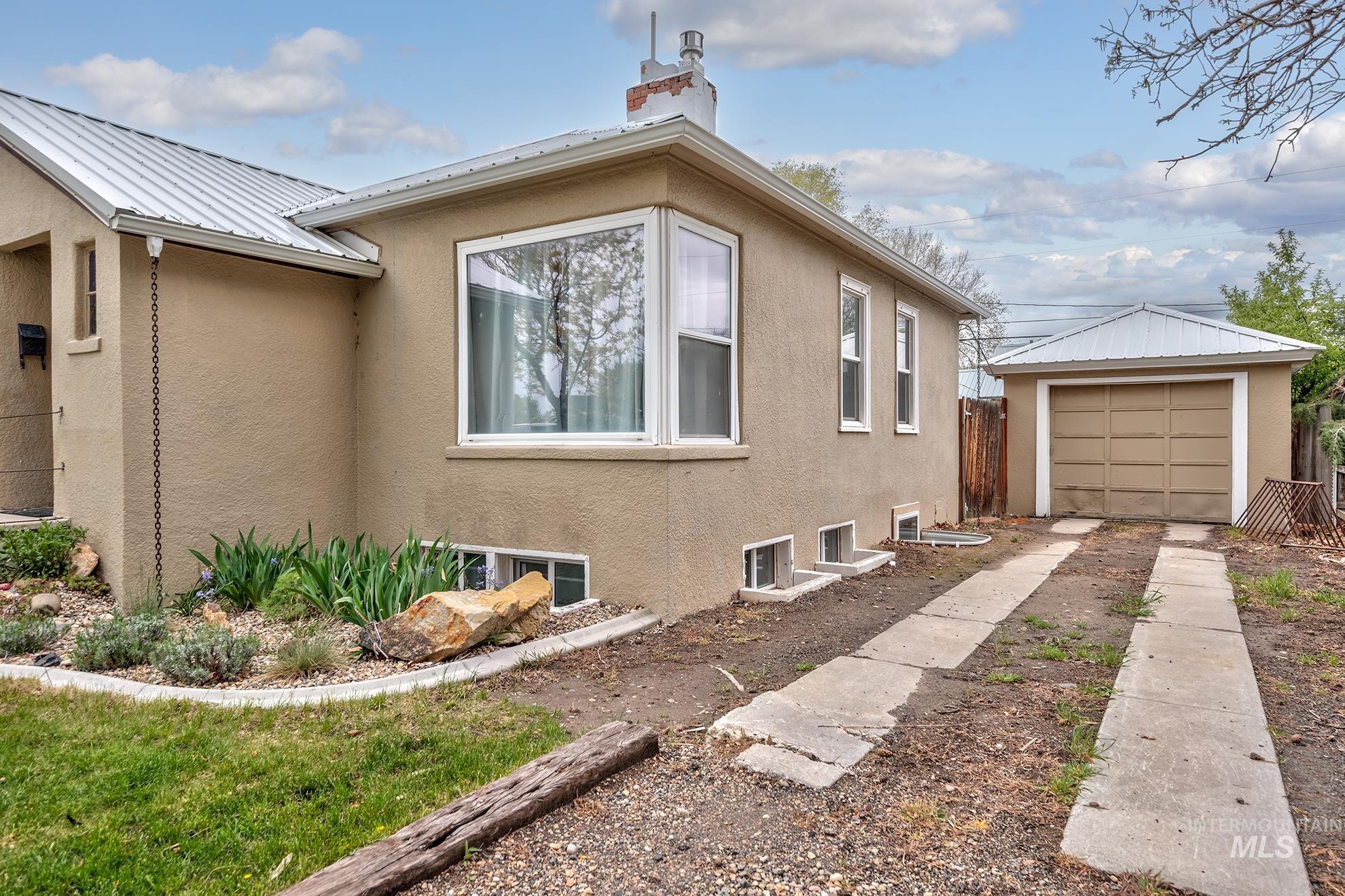 838 SW 2nd St, Ontario, Oregon 97914, 4 Bedrooms, 2 Bathrooms, Residential For Sale, Price $330,000,MLS 98983568