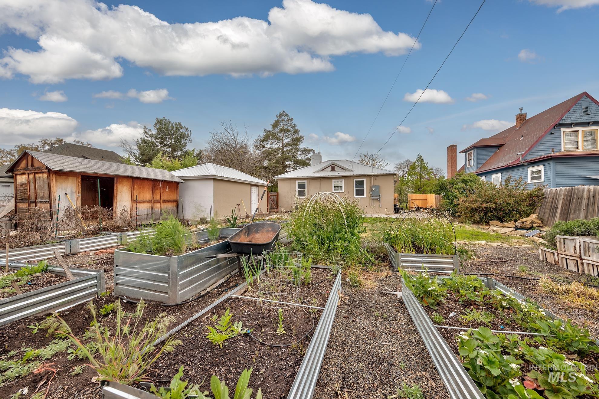 838 SW 2nd St, Ontario, Oregon 97914, 4 Bedrooms, 2 Bathrooms, Residential For Sale, Price $330,000,MLS 98983568