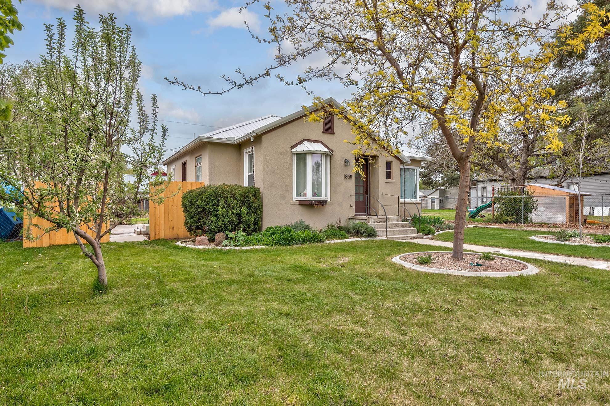 838 SW 2nd St, Ontario, Oregon 97914, 4 Bedrooms, 2 Bathrooms, Residential For Sale, Price $330,000,MLS 98983568