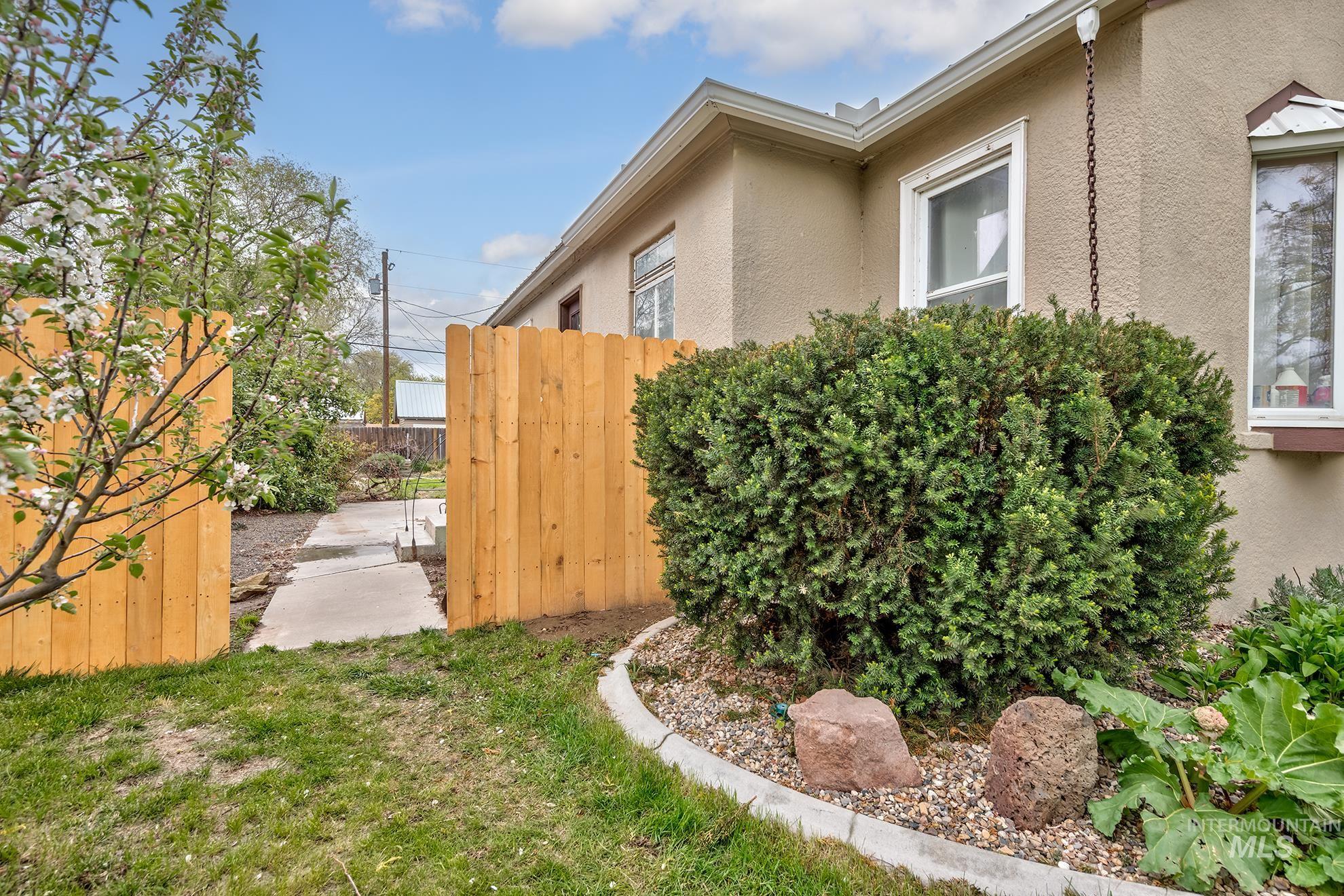 838 SW 2nd St, Ontario, Oregon 97914, 4 Bedrooms, 2 Bathrooms, Residential For Sale, Price $330,000,MLS 98983568