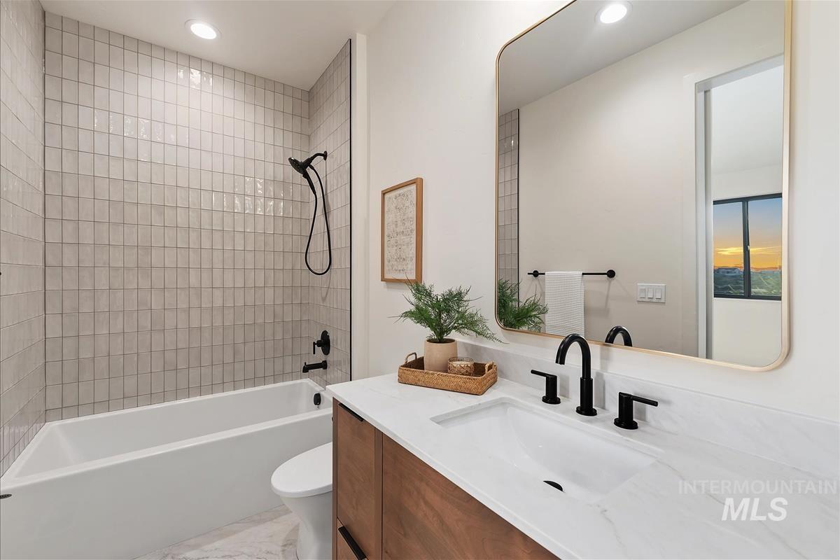 8085 Quail Hollow Dr, Middleton, Idaho 83644, 4 Bedrooms, 4.5 Bathrooms, Residential For Sale, Price $1,699,900, 98983570