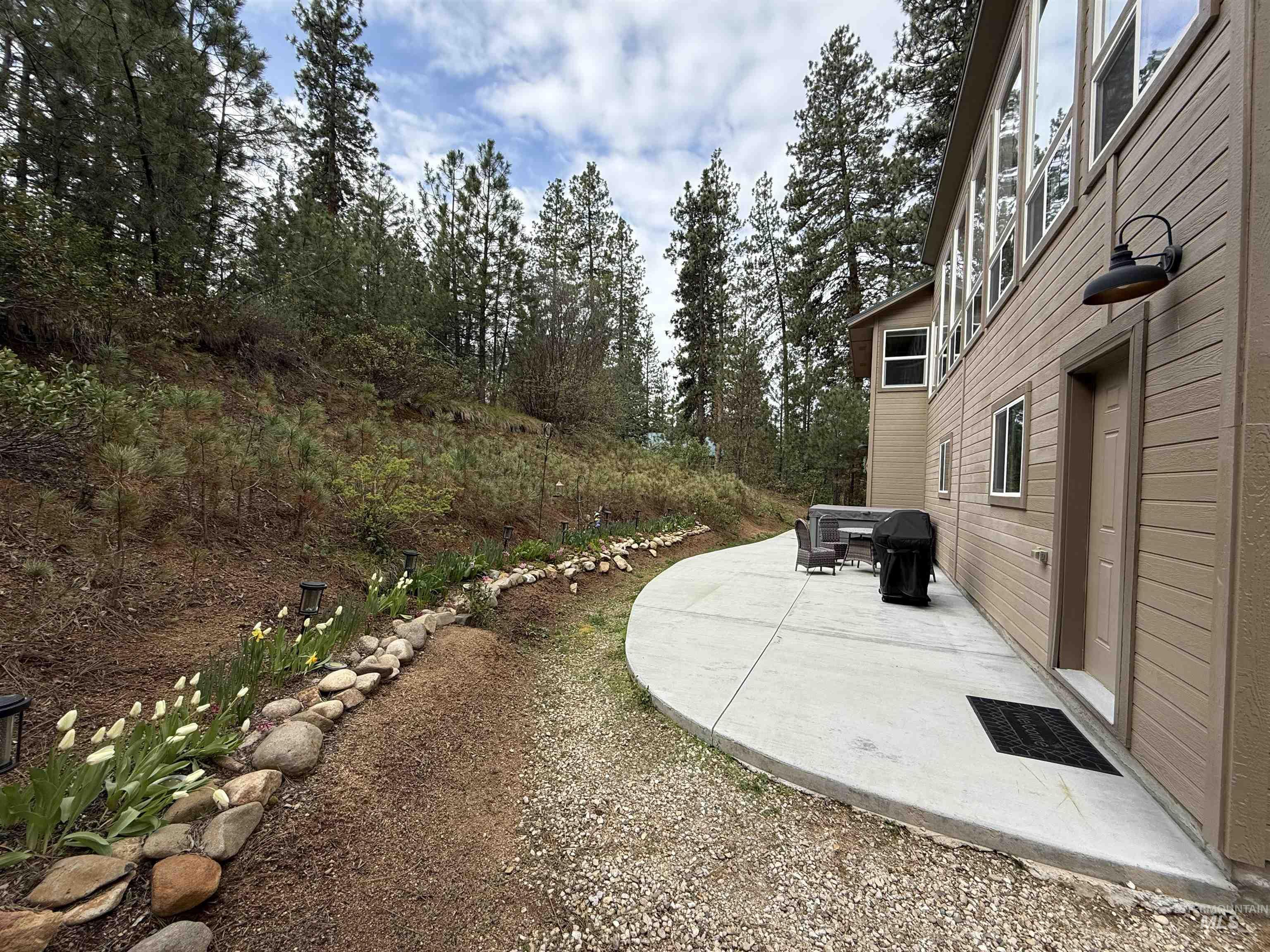 16 Grouse Road, Idaho City, Idaho 83631, 2 Bedrooms, 1.5 Bathrooms, Residential For Sale, Price $512,500,MLS 98983581